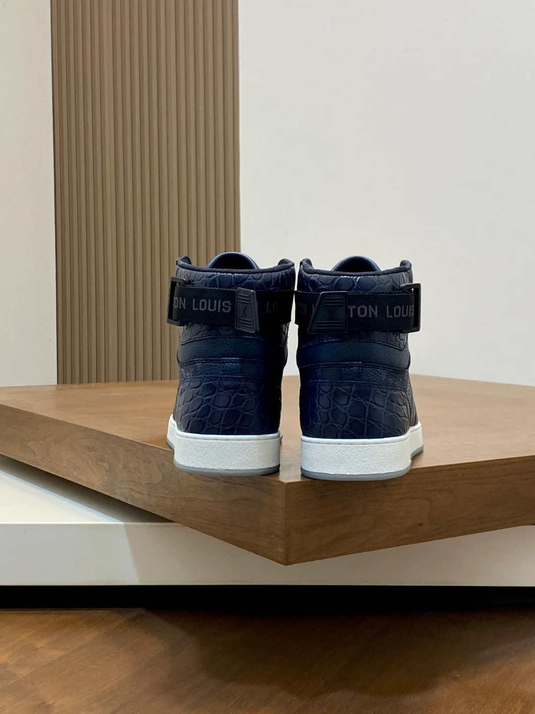 Men's Sneakers LOUIS VUITTON 18265101