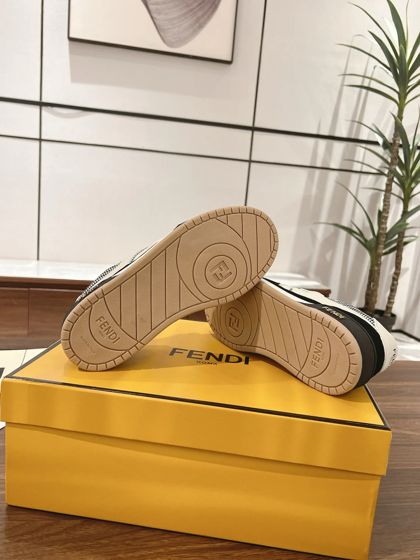 Women's Sneakers FENDI 18219592