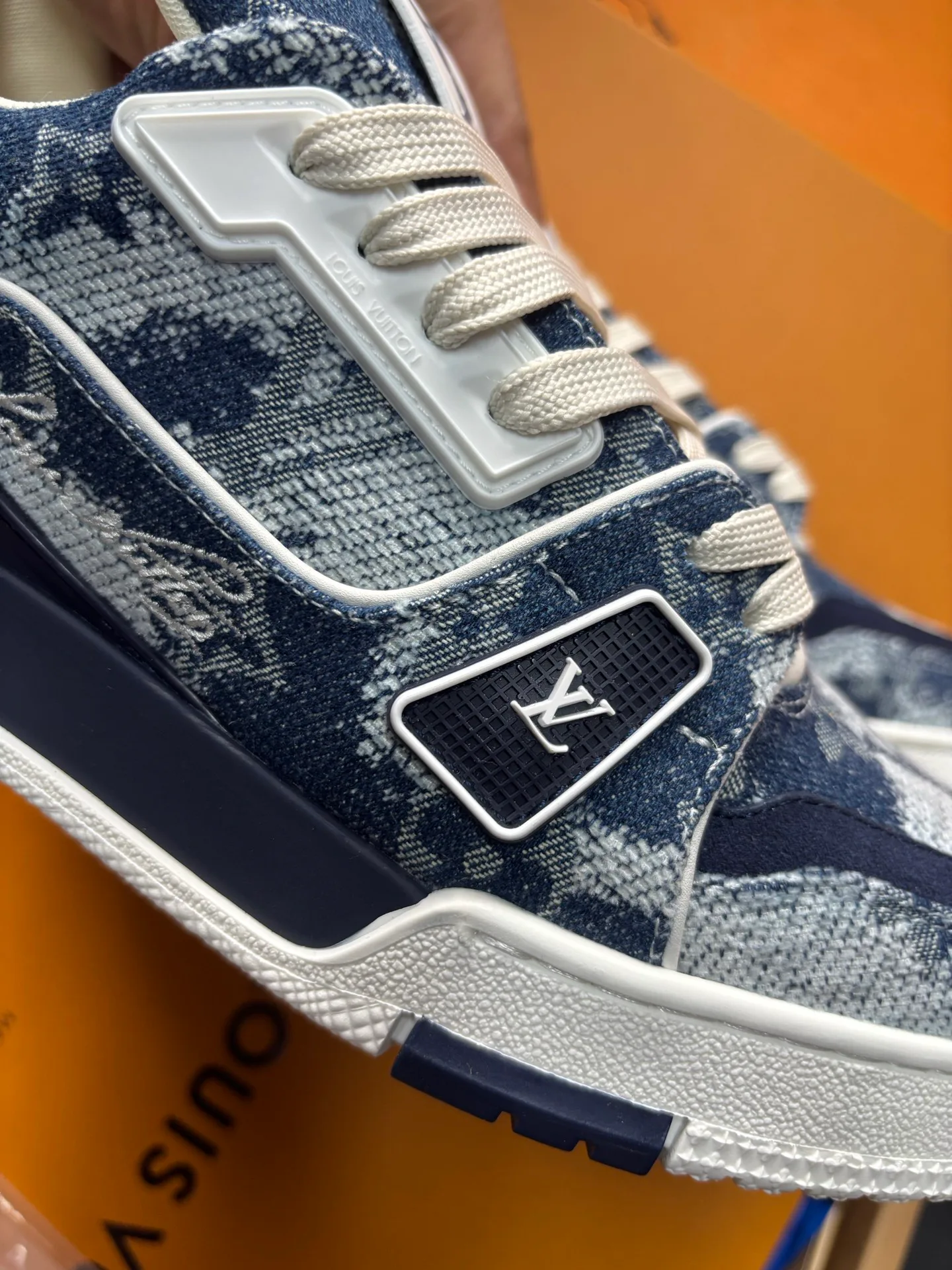 Men's Sneakers LOUIS VUITTON 18333621