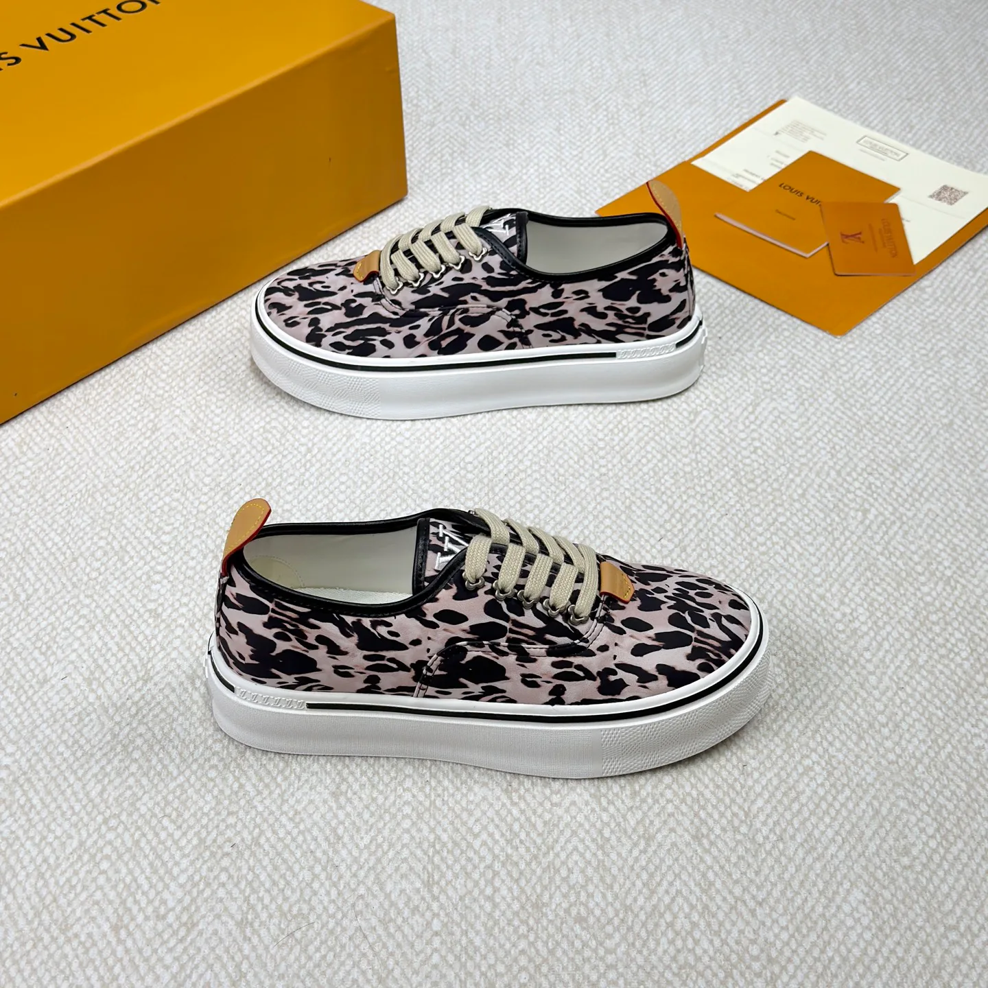 Men's Sneakers LOUIS VUITTON 18365142