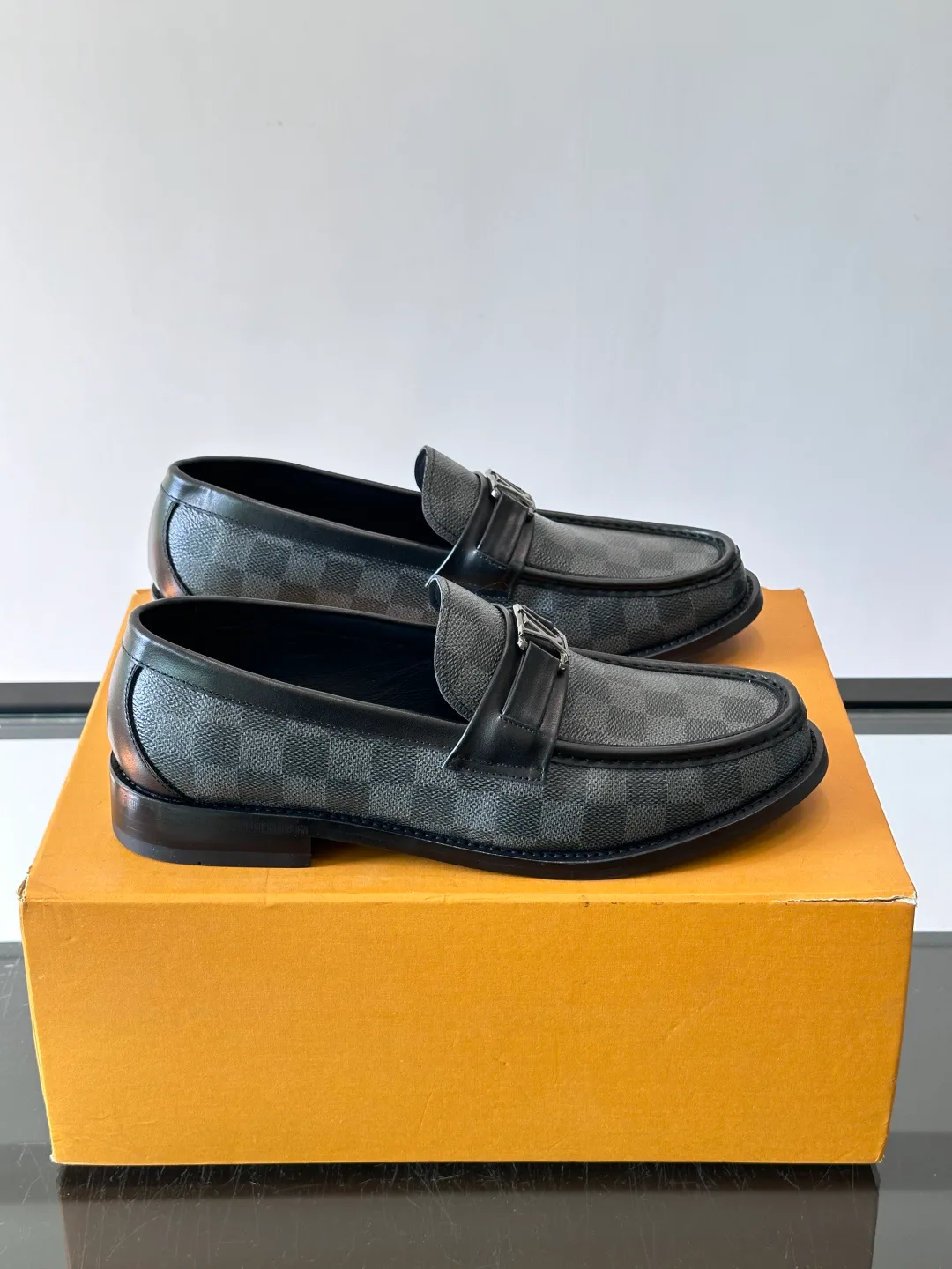 Men's Loafers And Dress Shoes LOUIS VUITTON 18169705