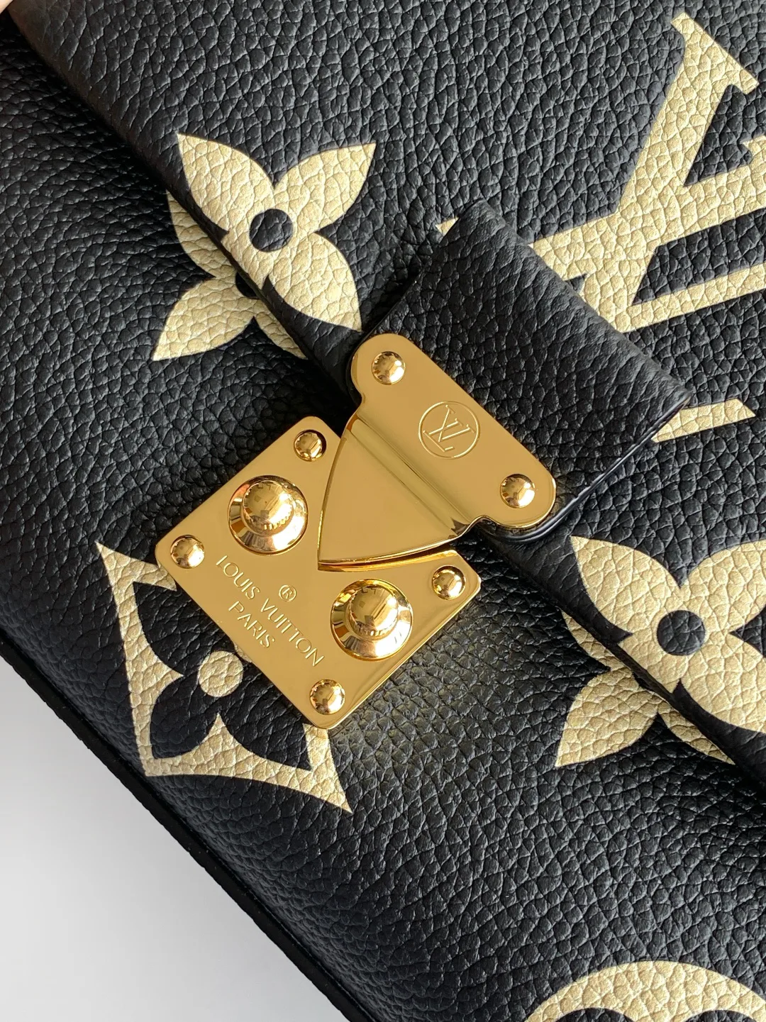 Women's Classic Handbags LOUIS VUITTON 18520976
