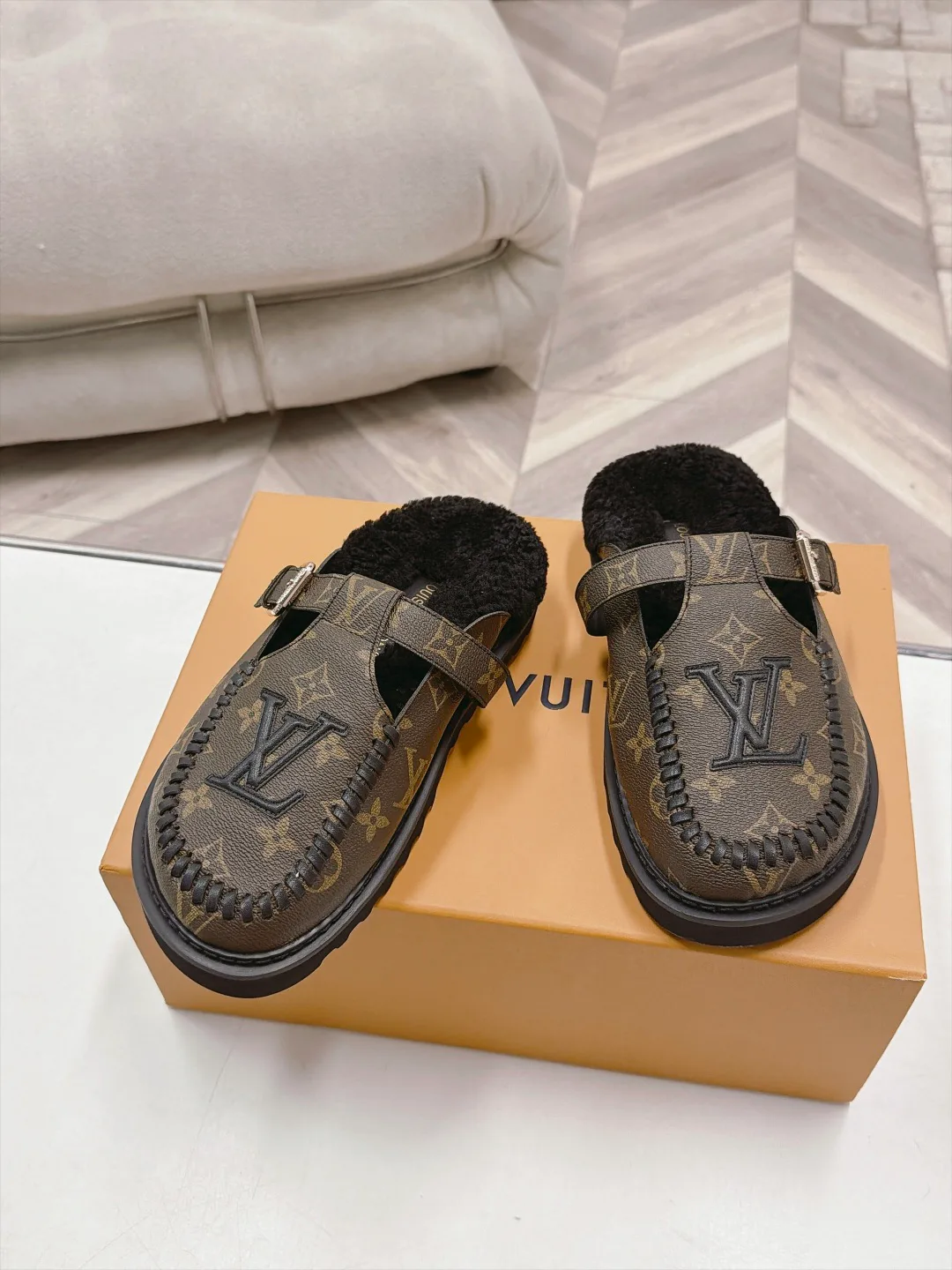 Women's Mules And Clogs LOUIS VUITTON 18366821