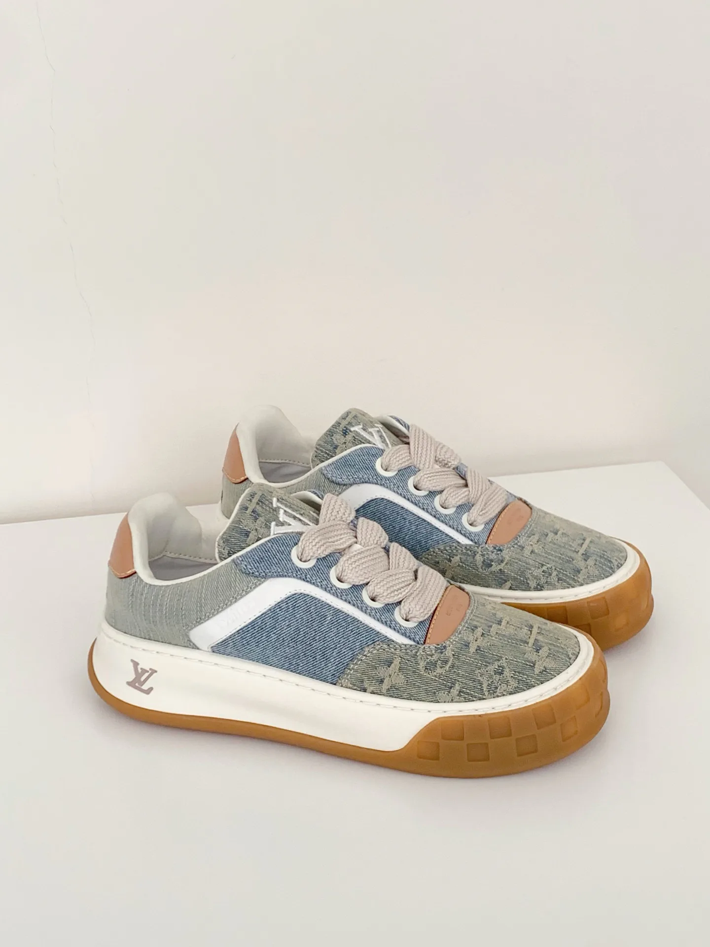 Women's Sneakers LOUIS VUITTON 18375771