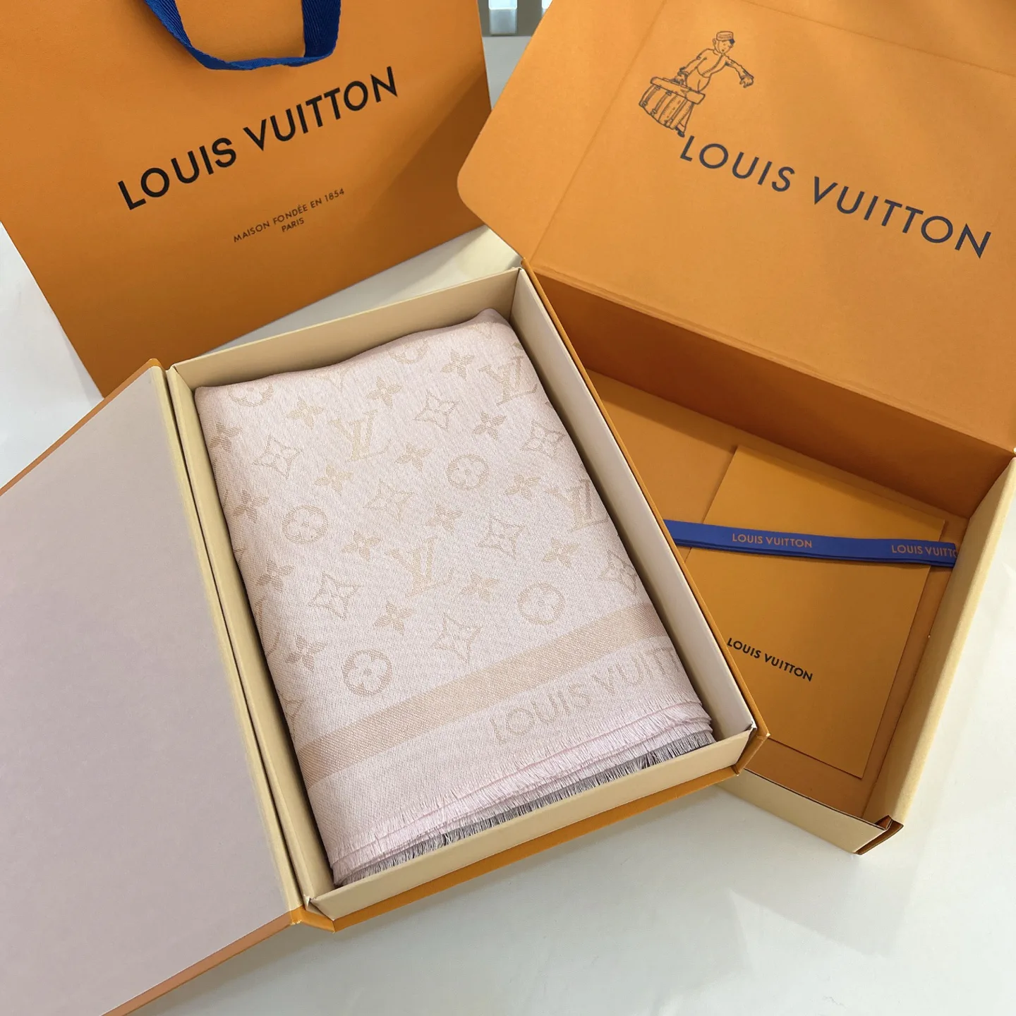 Scarves LOUIS VUITTON 18267556