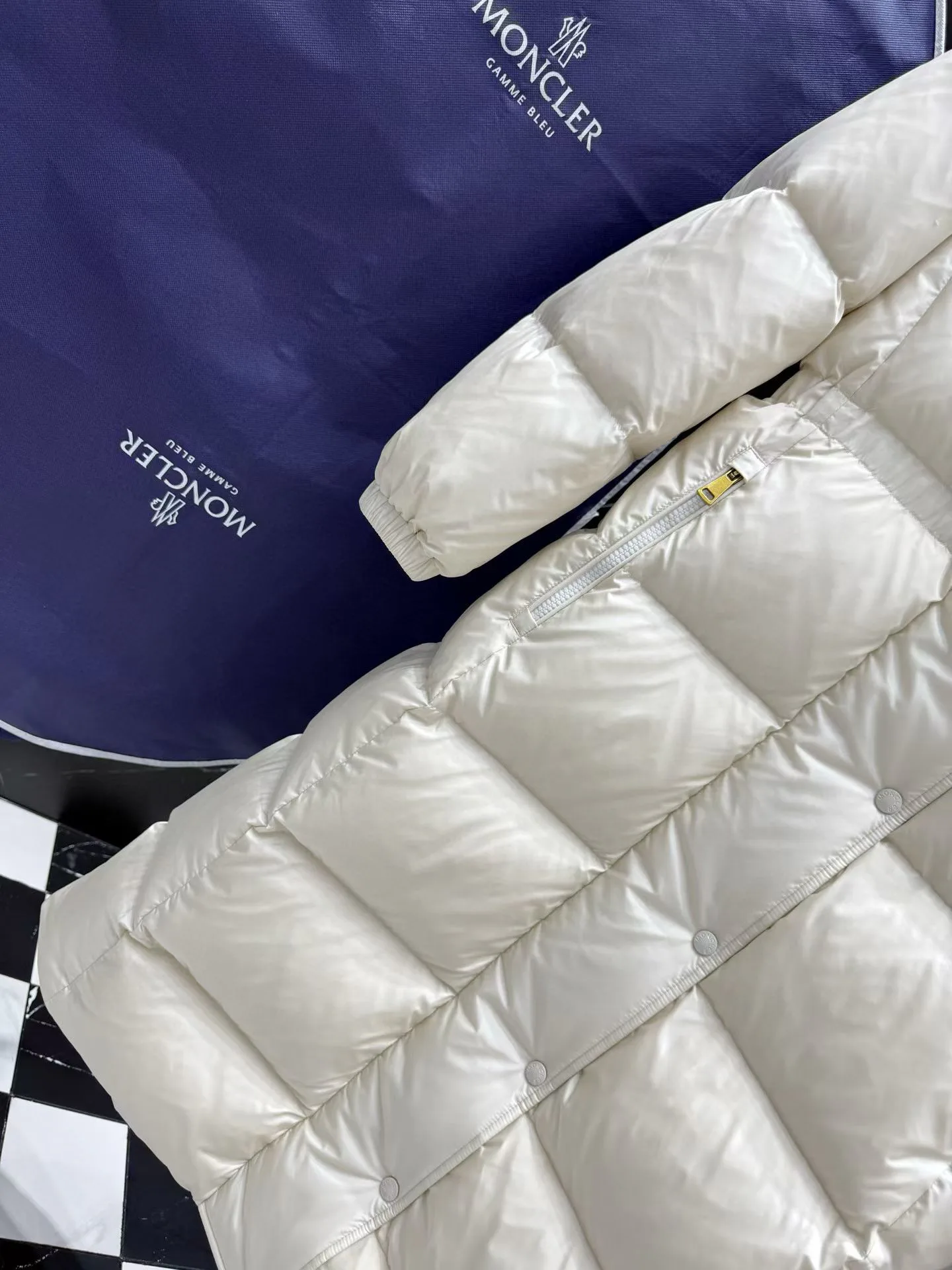 Women's Jackets And Down Jackets MONCLER 17810376