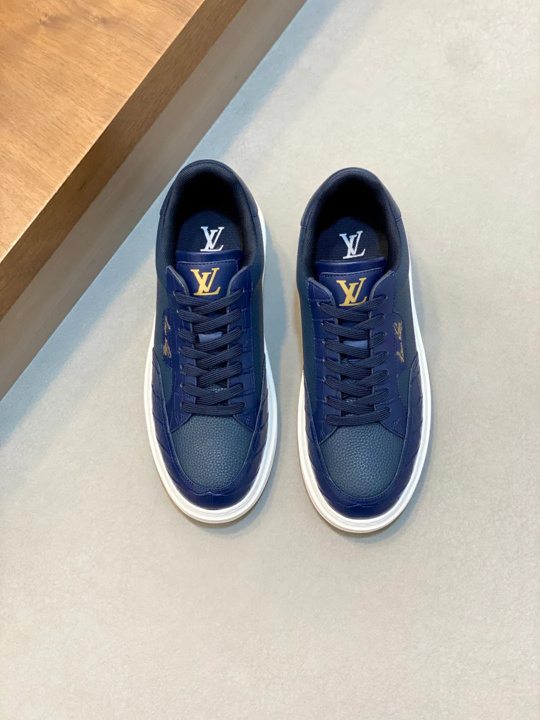 Men's Sneakers LOUIS VUITTON 18265109