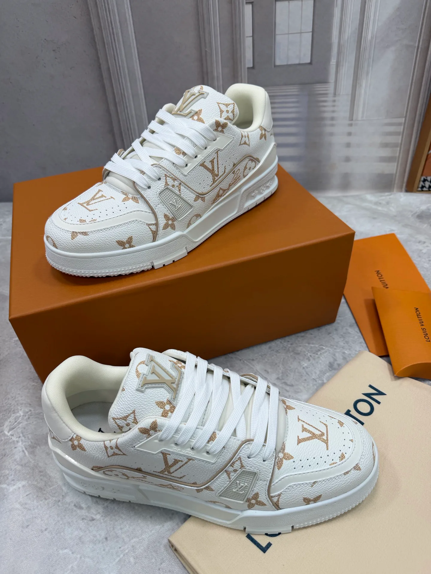Women's Sneakers LOUIS VUITTON 17963692