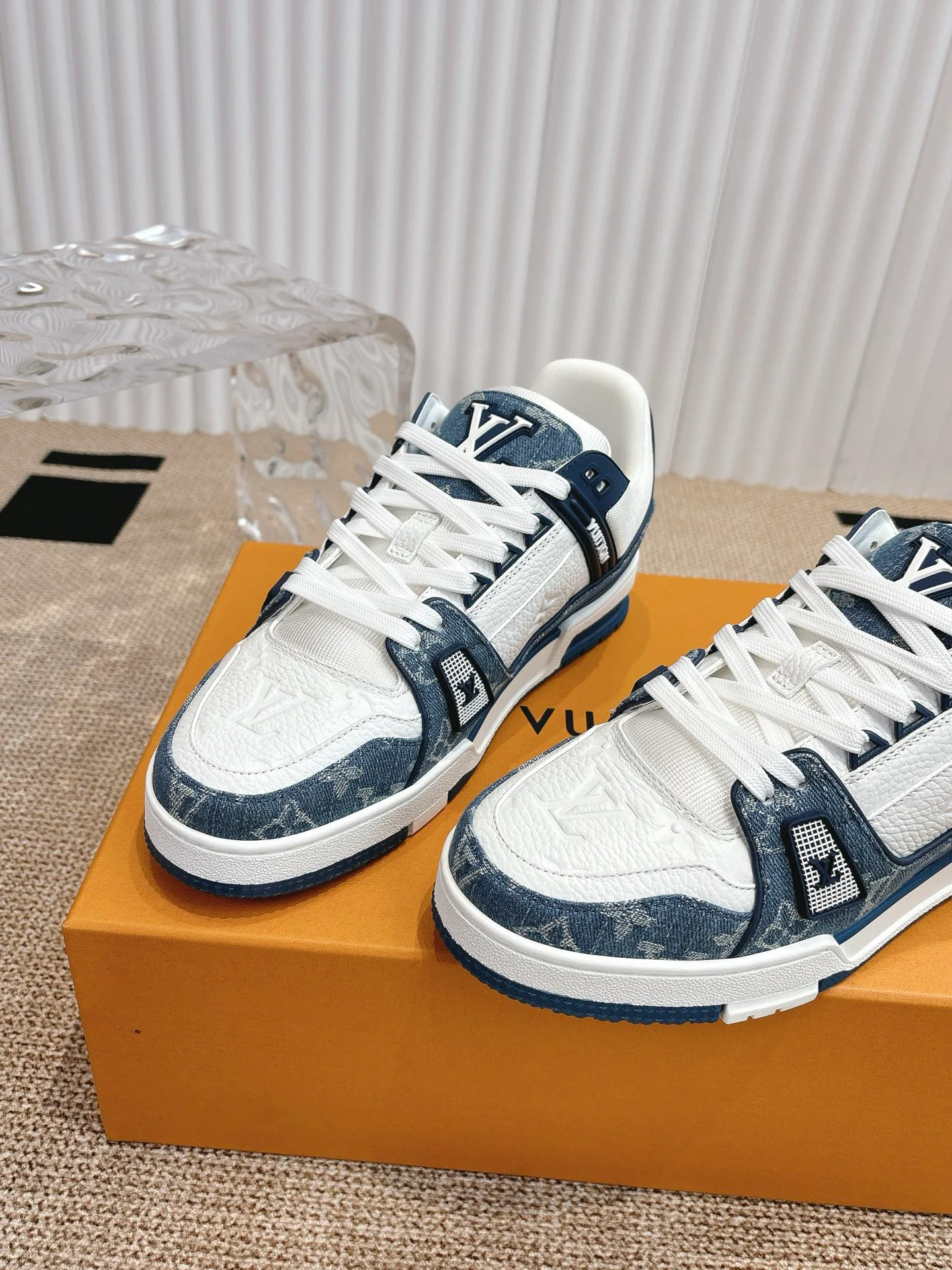 Women's Sneakers LOUIS VUITTON 18324774