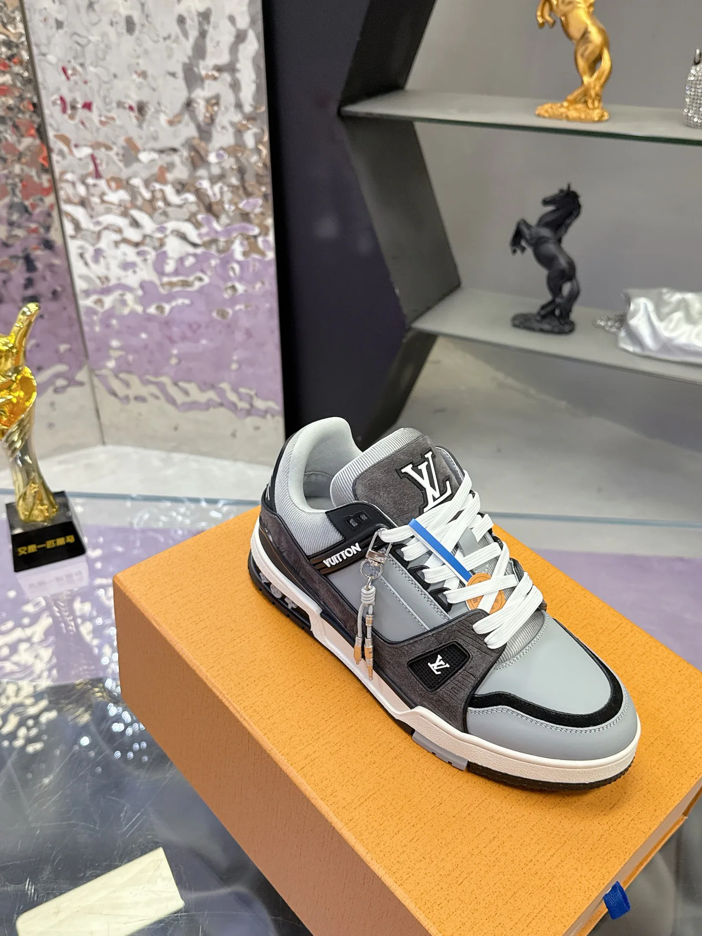 Women's Sneakers LOUIS VUITTON 17930926