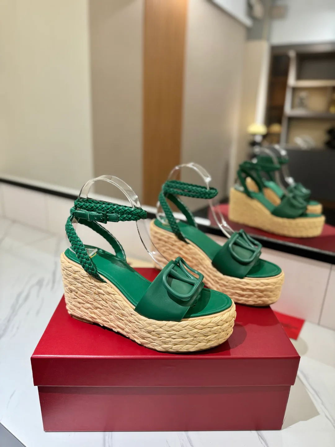 Women's Open-Toe Sandals VALENTINO 17946612