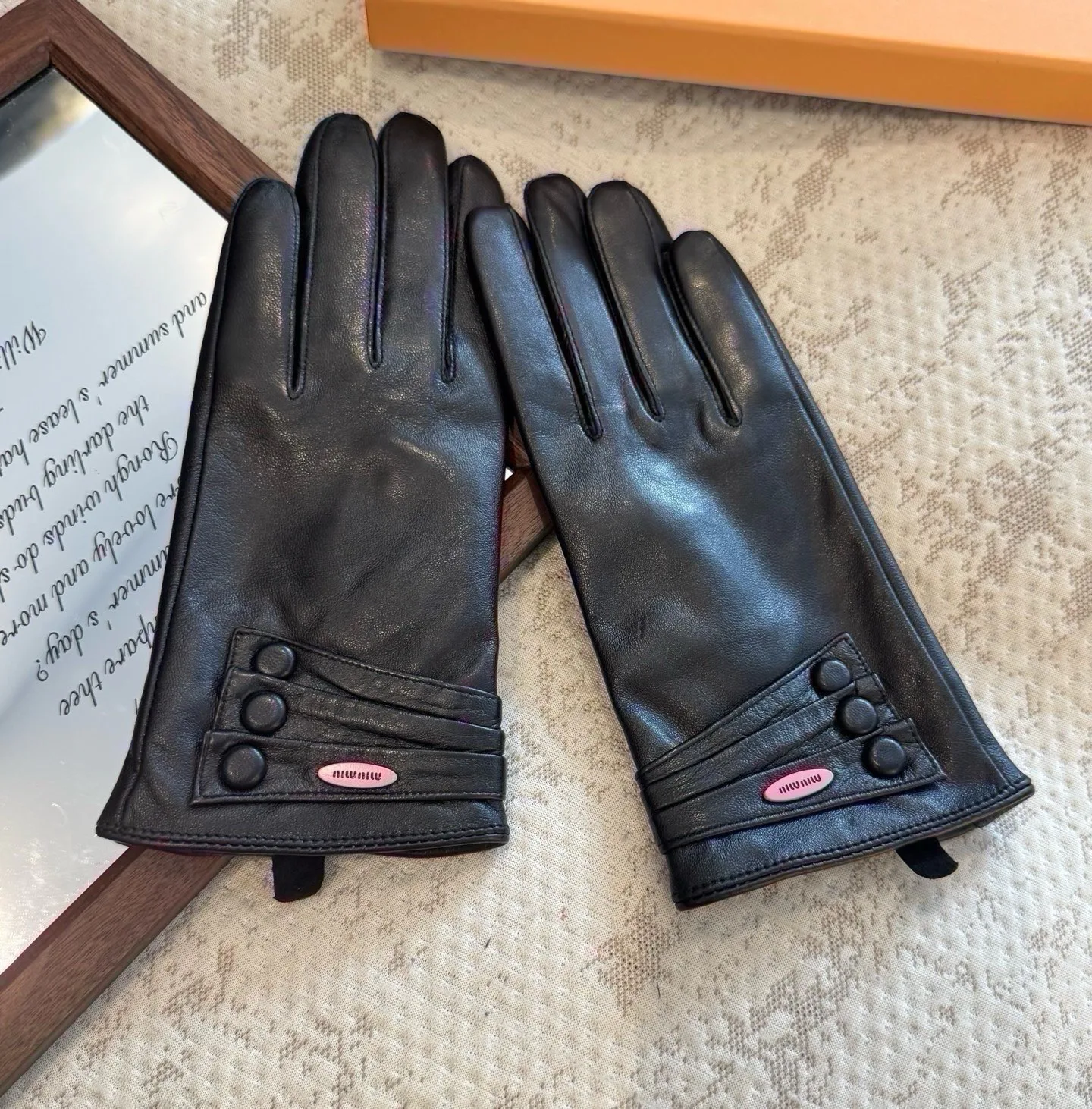 Gloves MIU MIU 18003529