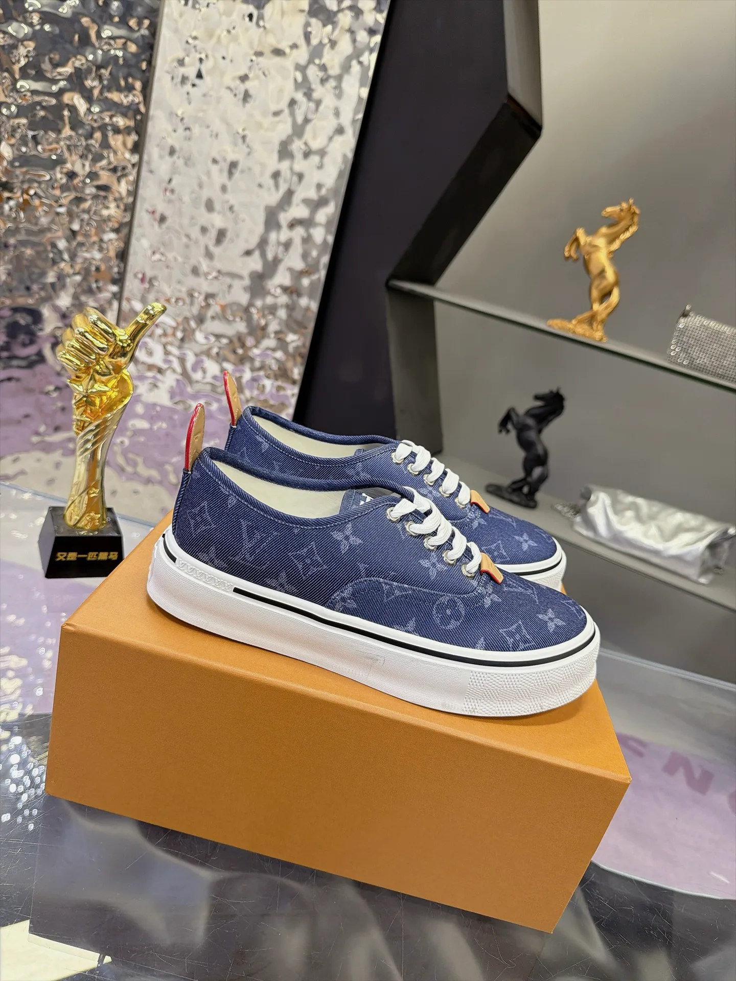 Women's Sneakers LOUIS VUITTON 17930905