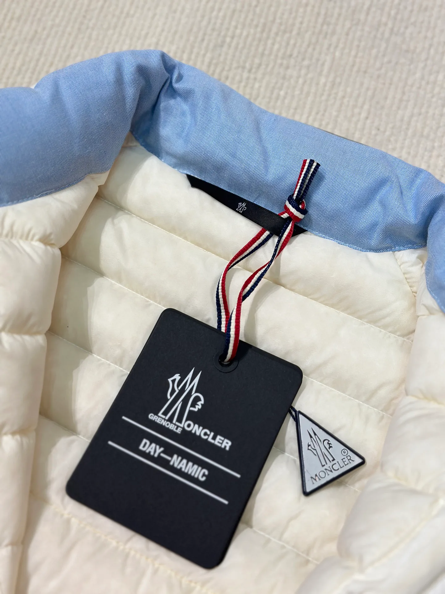Women's Jackets And Down Jackets MONCLER 17899294