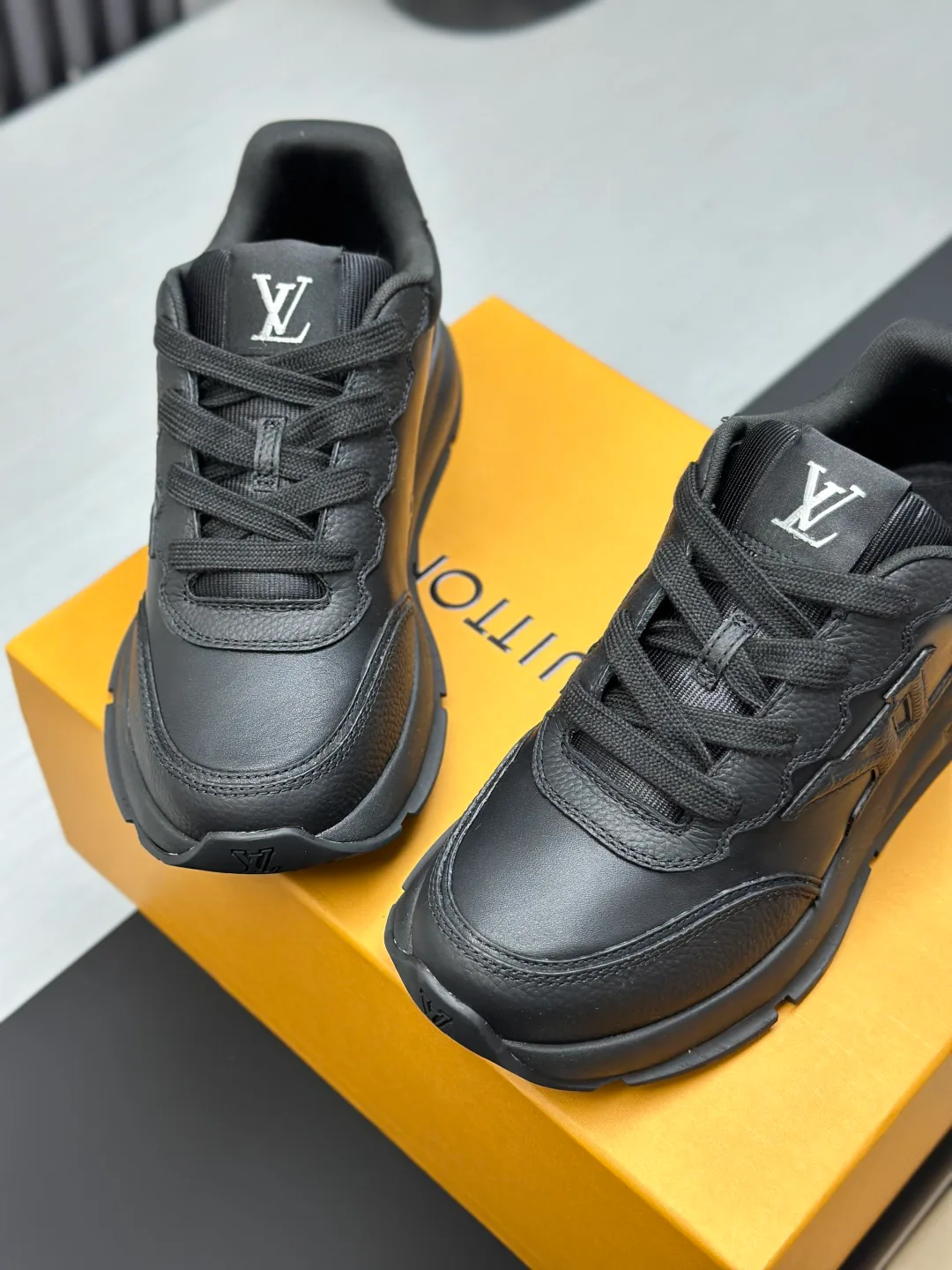 Women's Sneakers LOUIS VUITTON 18212264