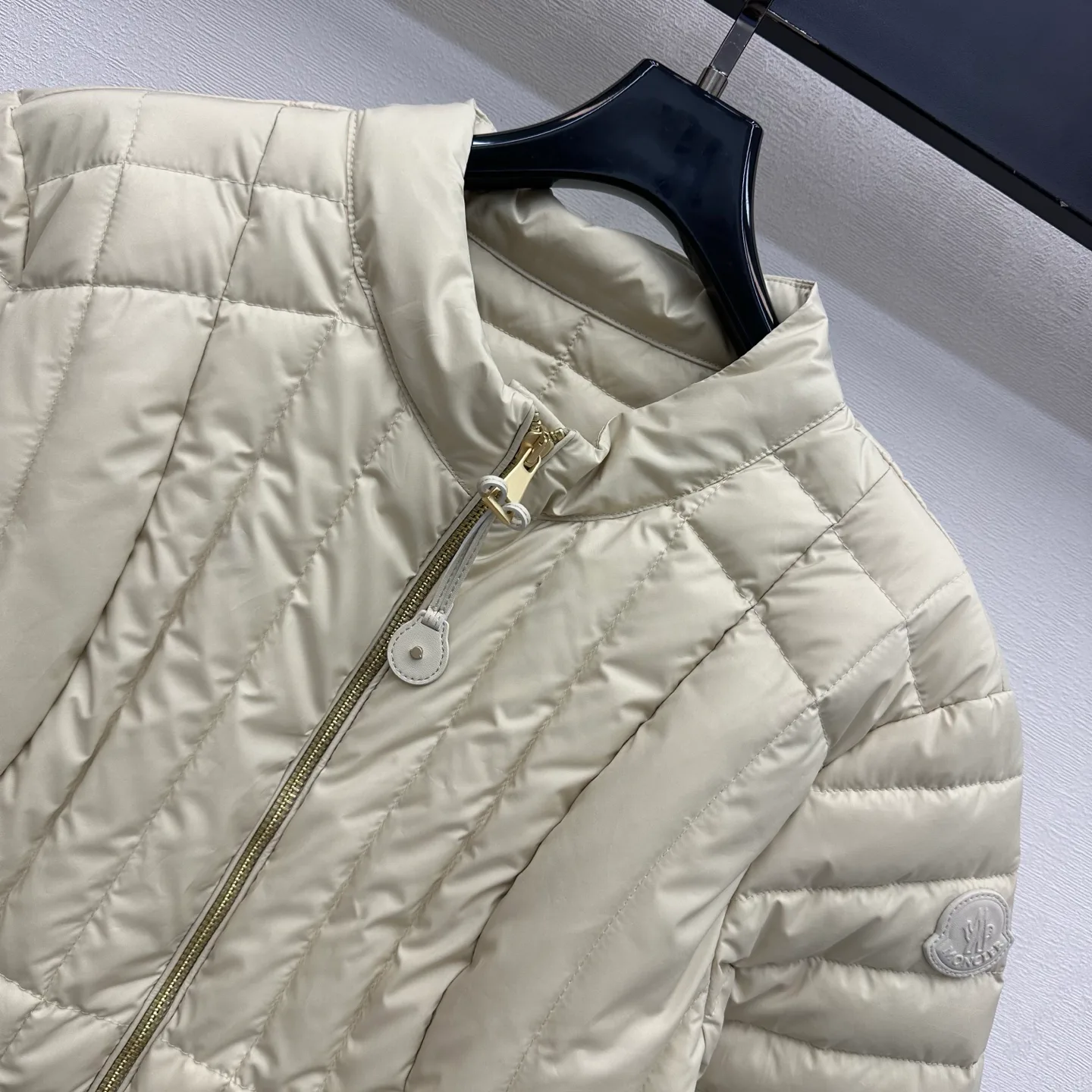 Women's Jackets And Down Jackets MONCLER 18432072