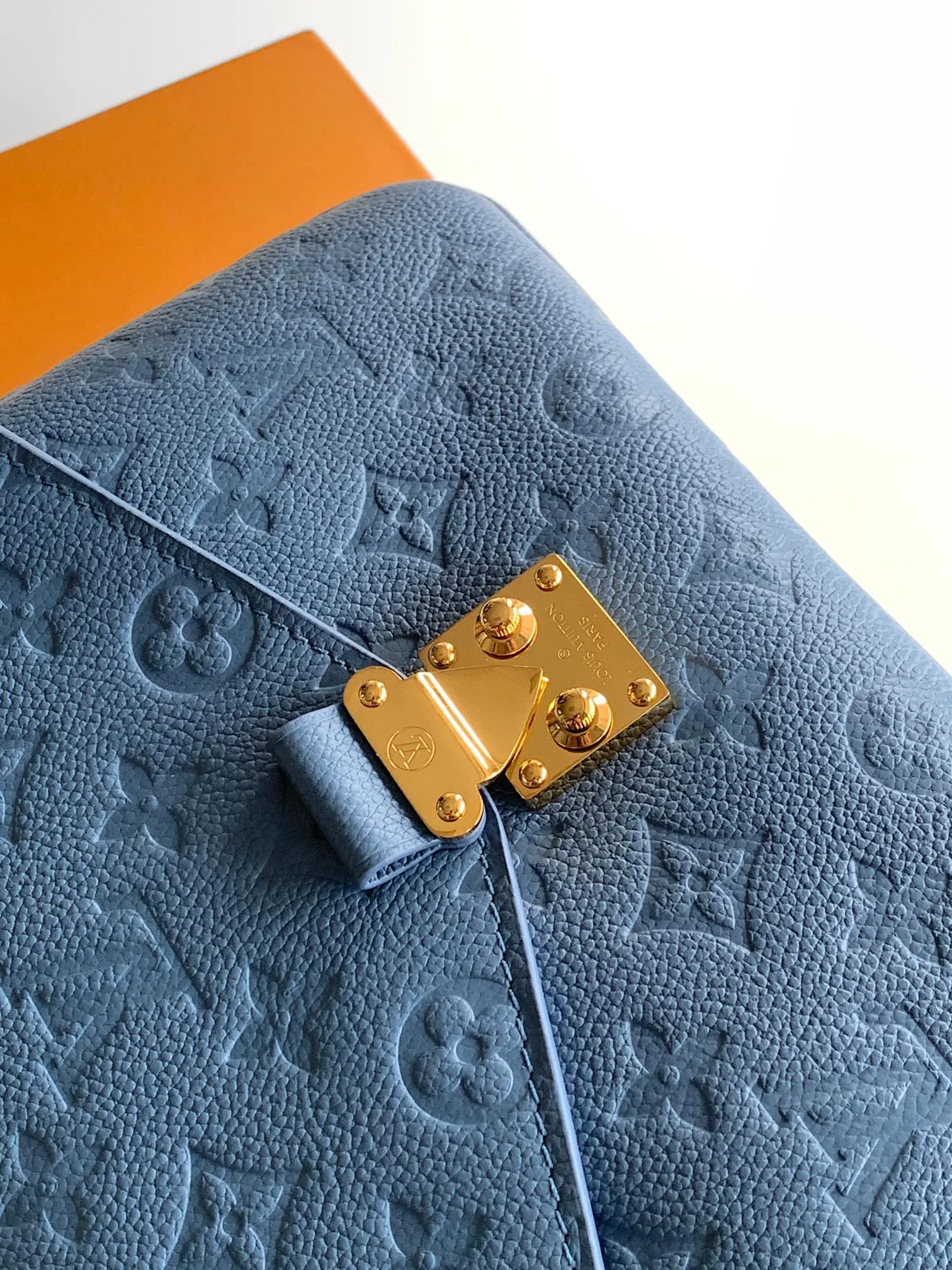 Women's Shoulder Bags LOUIS VUITTON 18153216