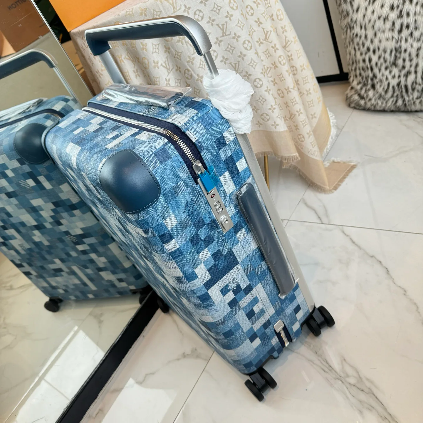 Suitcases LOUIS VUITTON 17801472