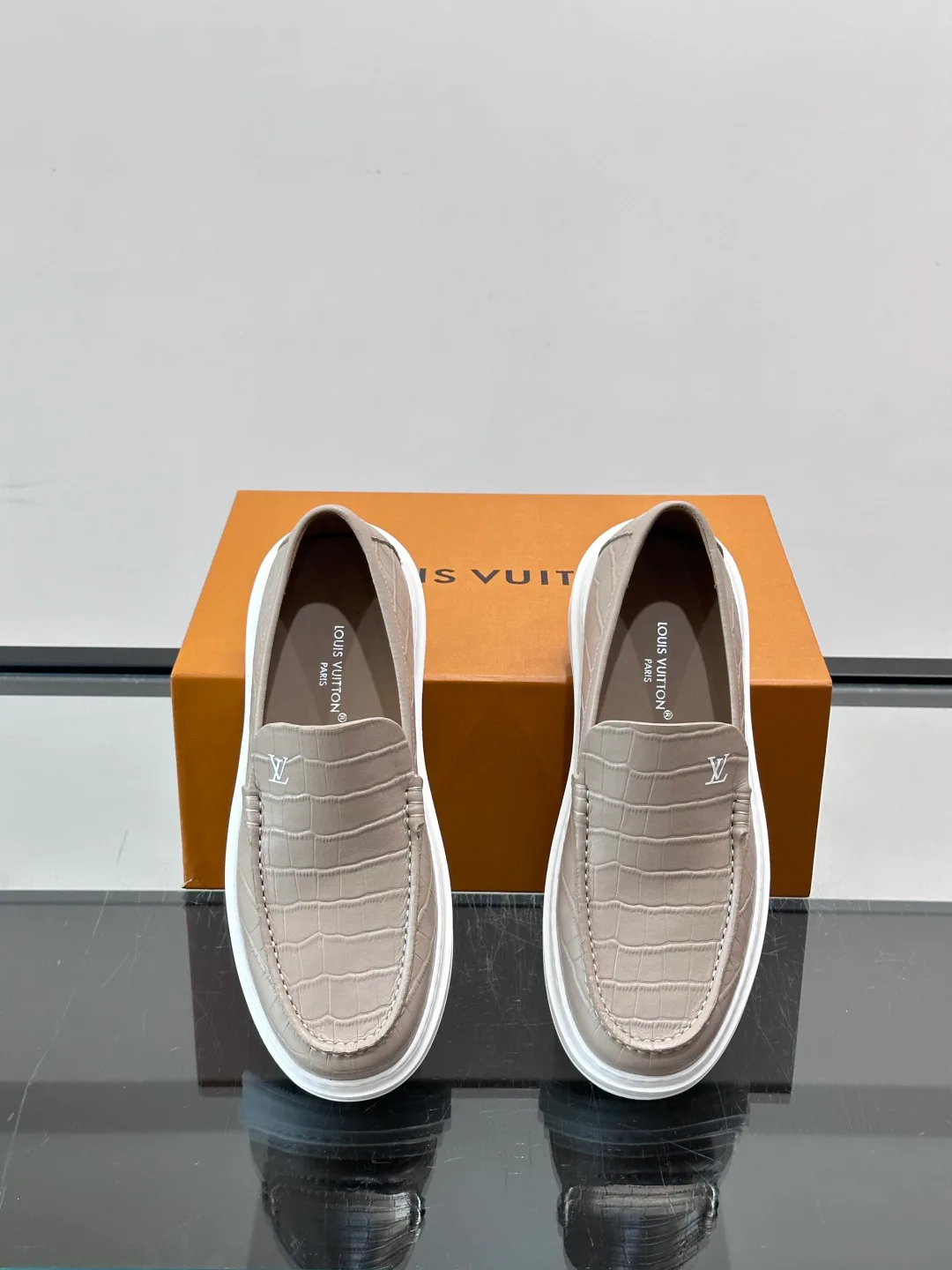 Men's Loafers And Dress Shoes LOUIS VUITTON 17806105