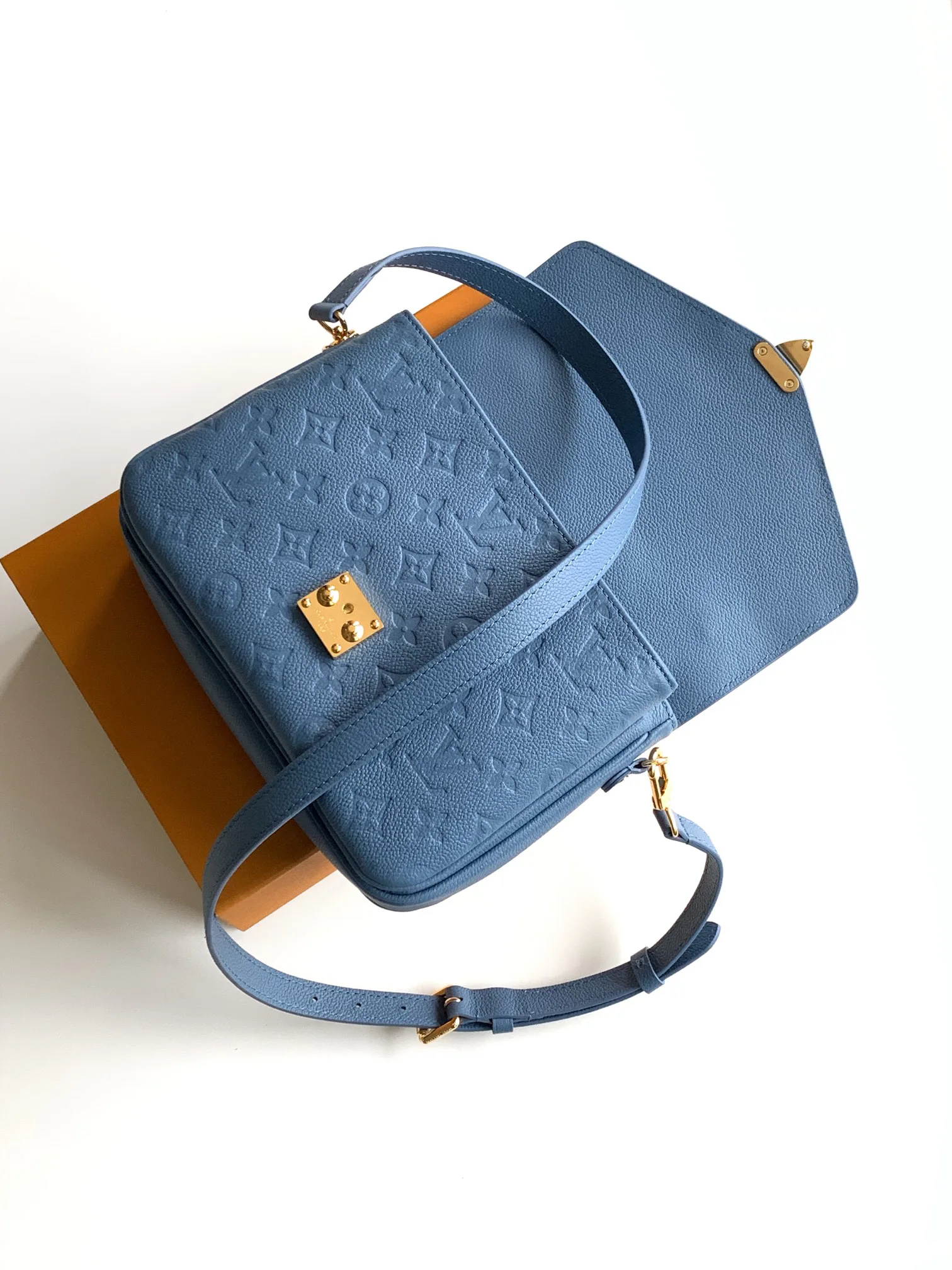 Women's Shoulder Bags LOUIS VUITTON 18153216