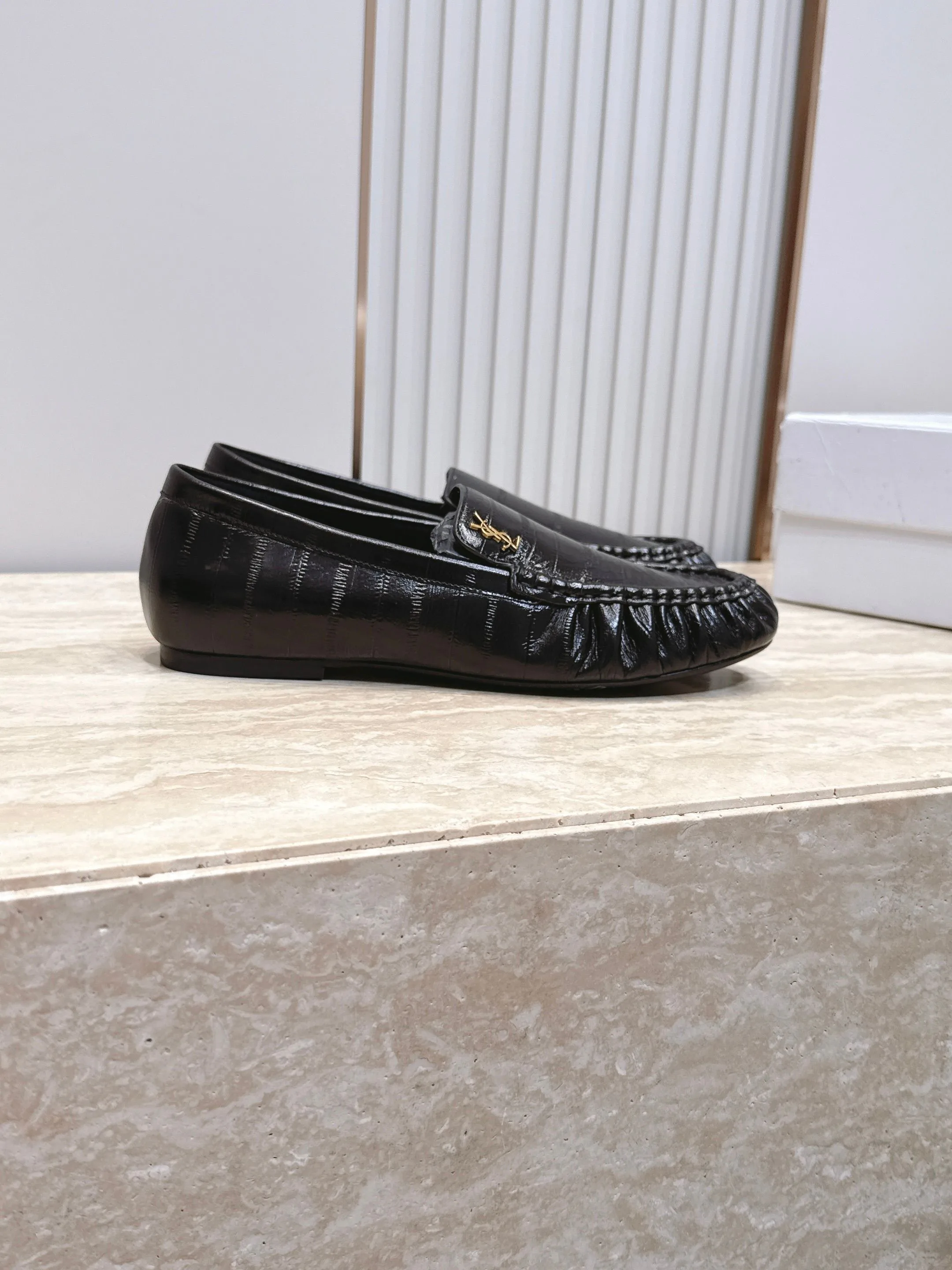 Women's Loafers And Moccasins SAINT LAURENT 17701327