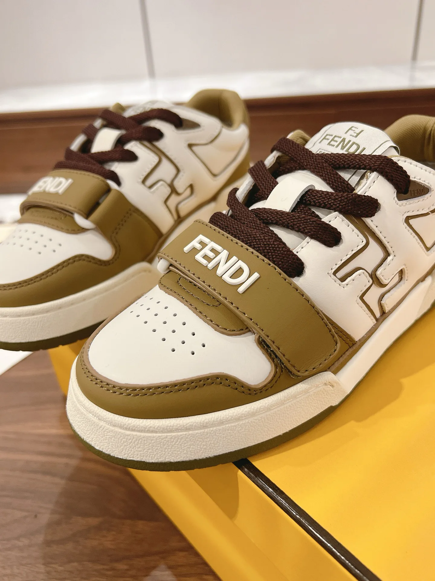 Women's Sneakers FENDI 18219542
