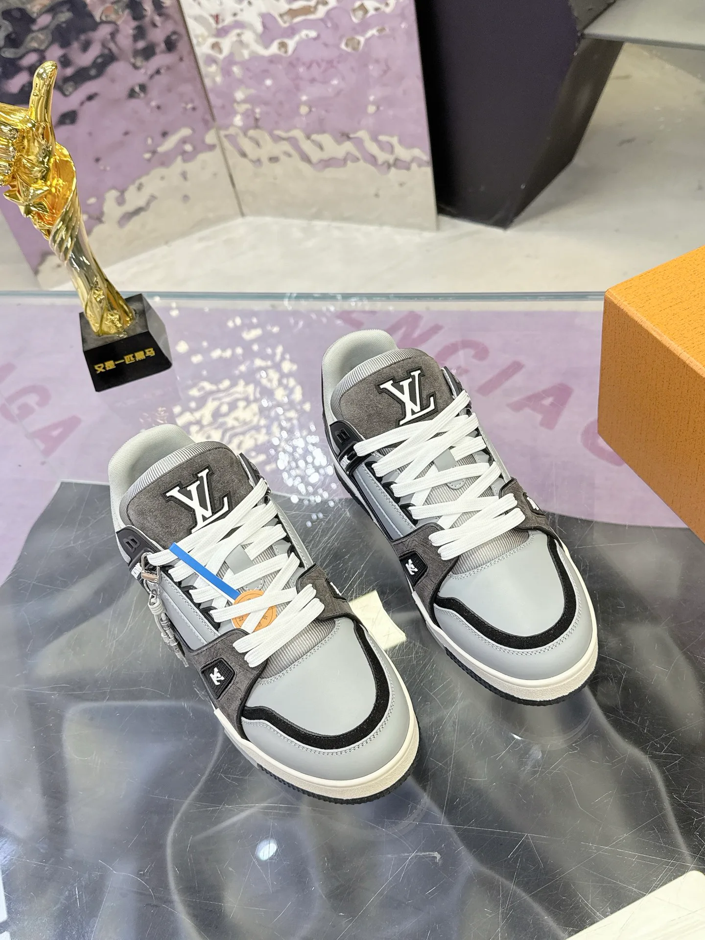 Women's Sneakers LOUIS VUITTON 17930926