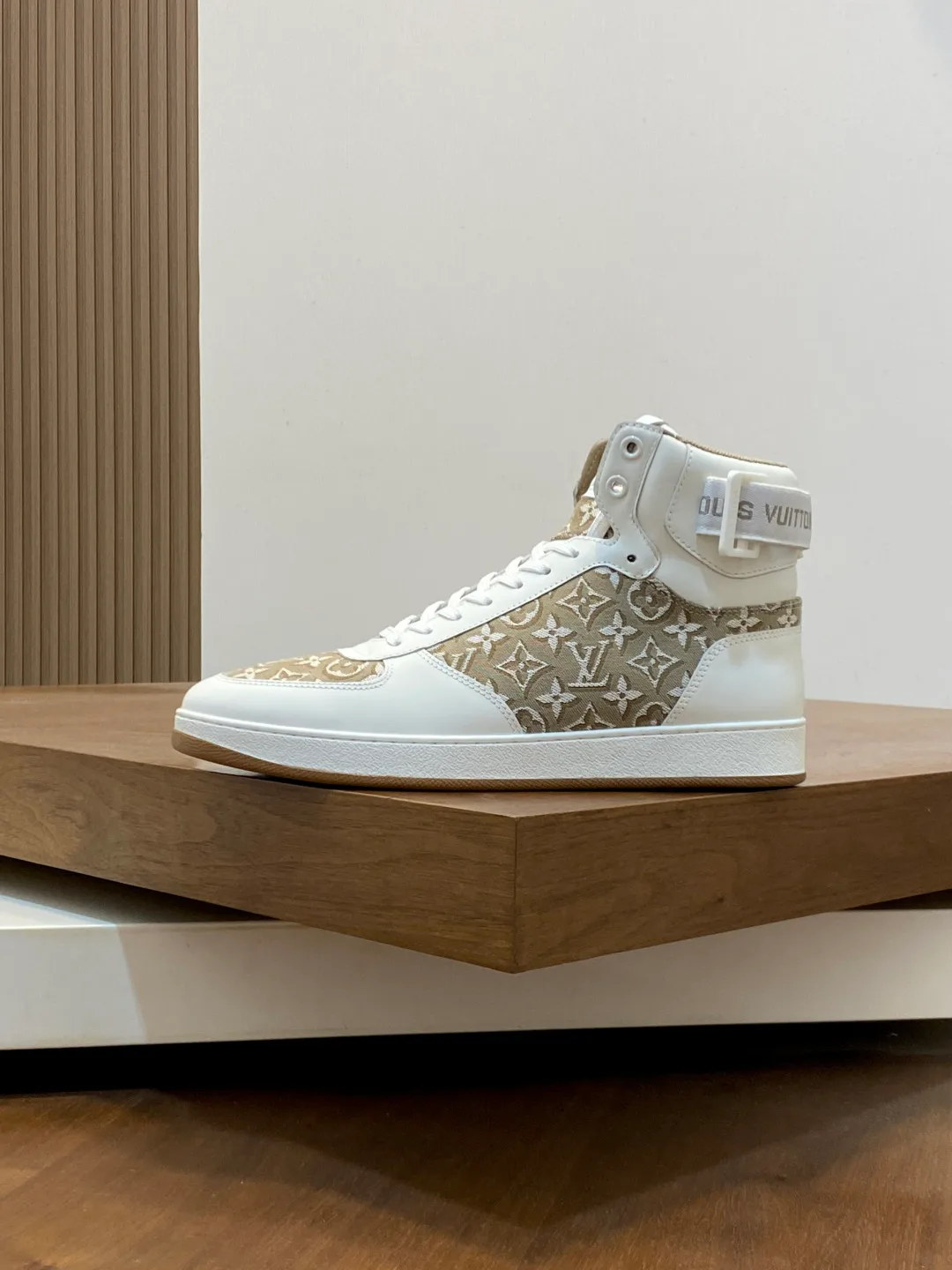 Men's Sneakers LOUIS VUITTON 18399954