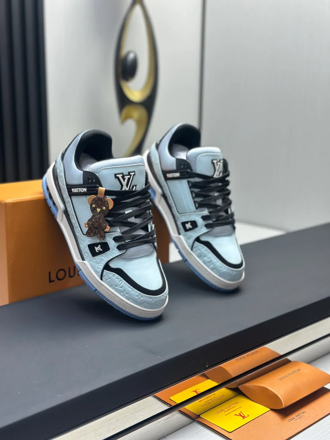 Women's Sneakers LOUIS VUITTON 18011574
