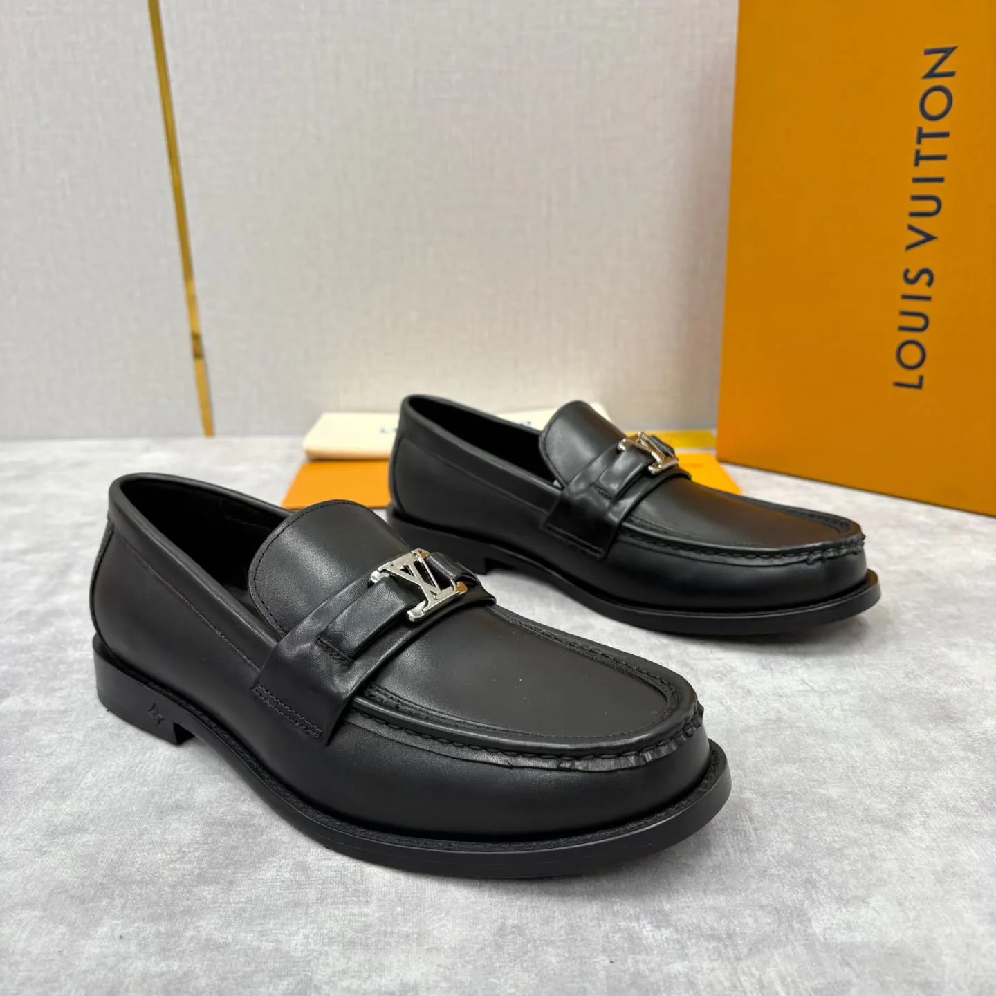 Men's Loafers And Dress Shoes LOUIS VUITTON 18193956