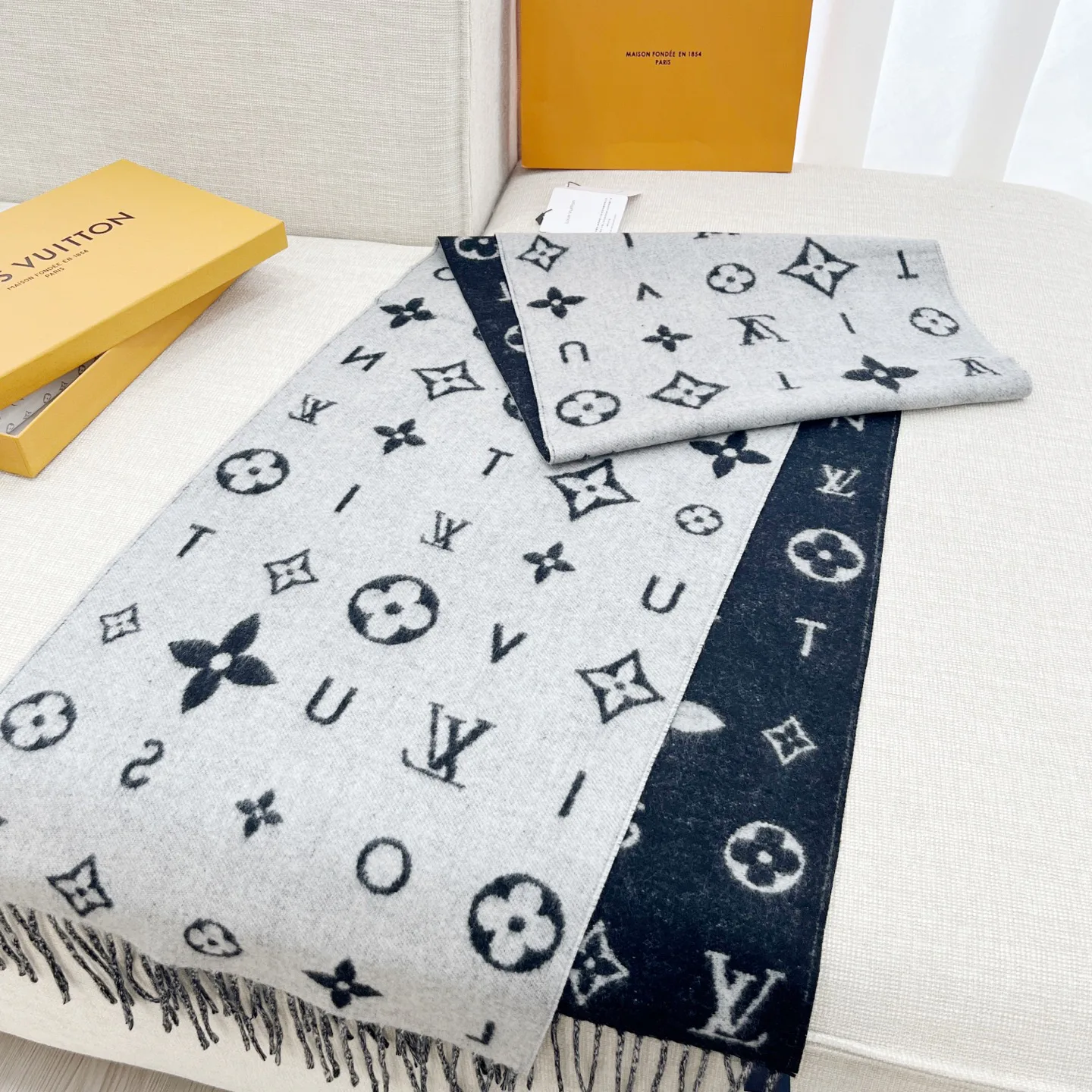Scarves LOUIS VUITTON 18261912
