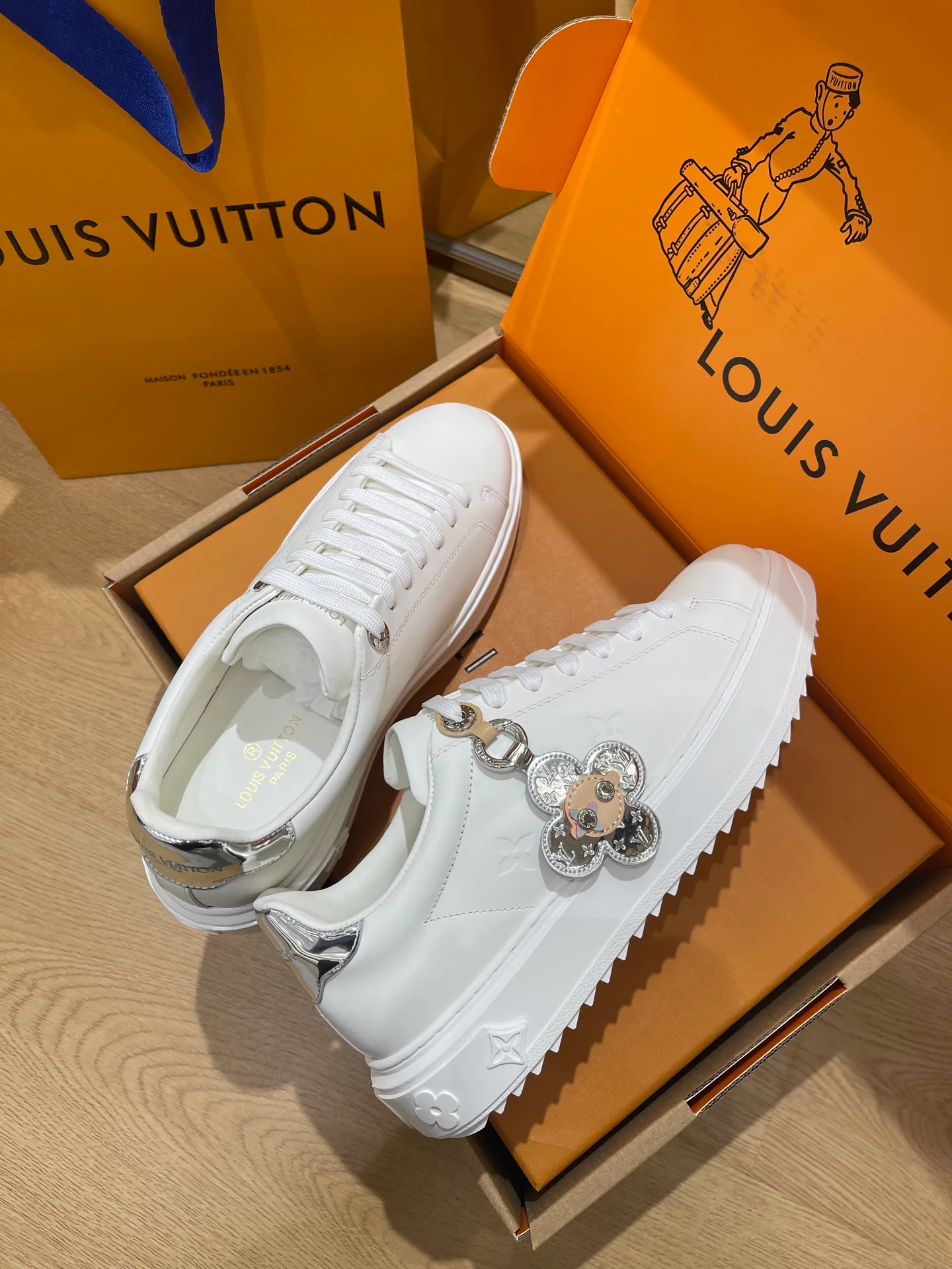Women's Sneakers LOUIS VUITTON 18080228