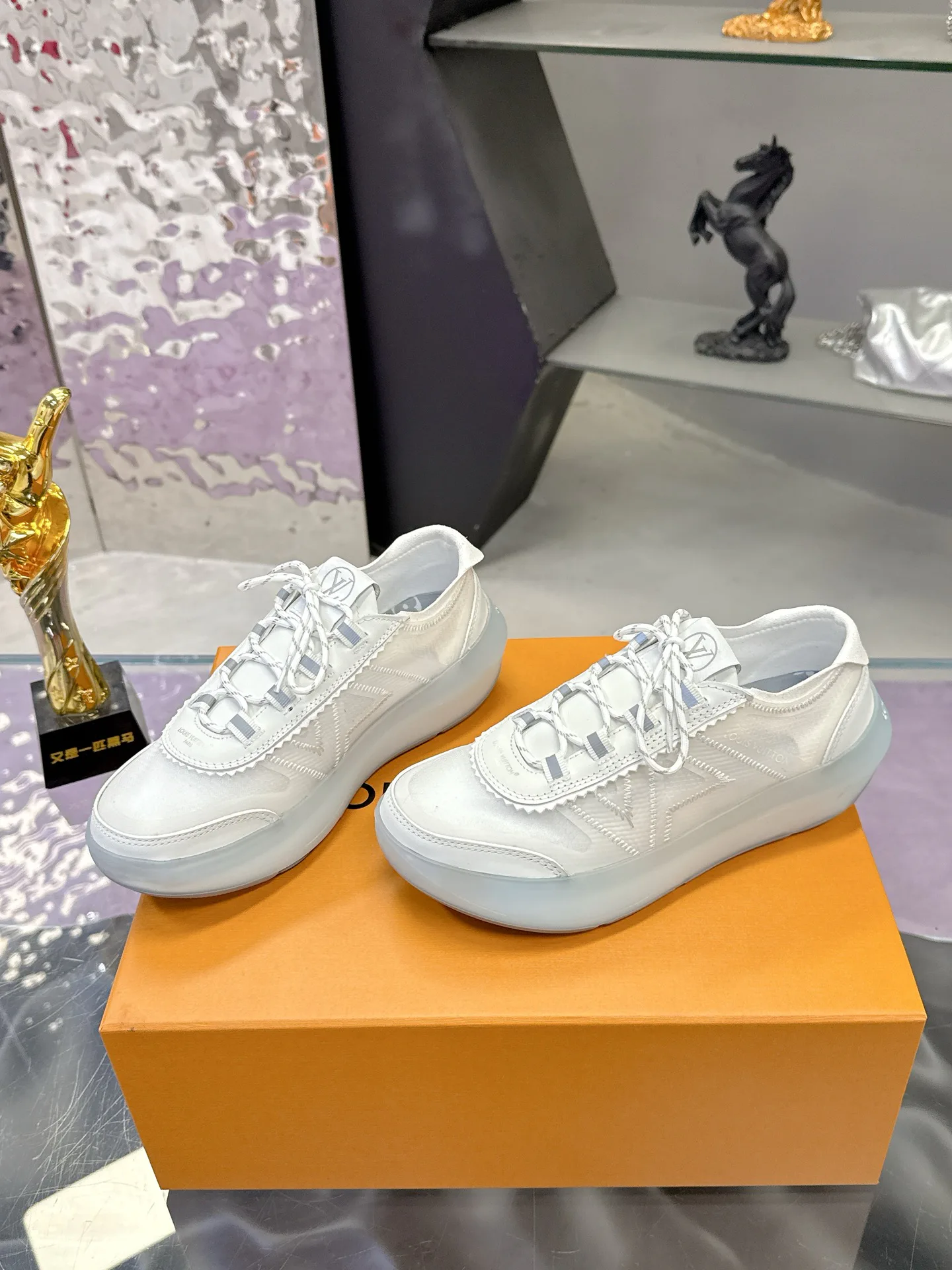 Women's Sneakers LOUIS VUITTON 17368529