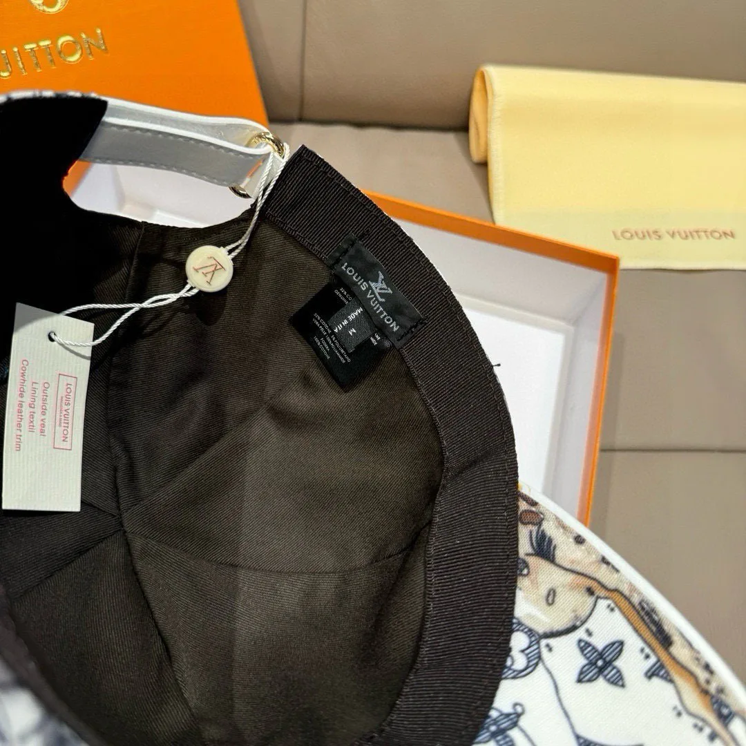 Hats LOUIS VUITTON 18347070