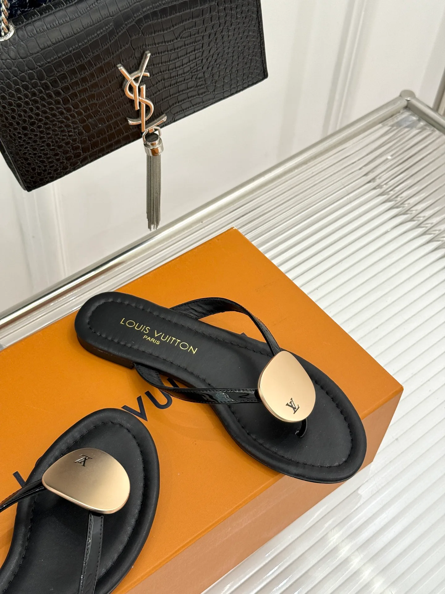 Women's Flip-Flops LOUIS VUITTON 17596991