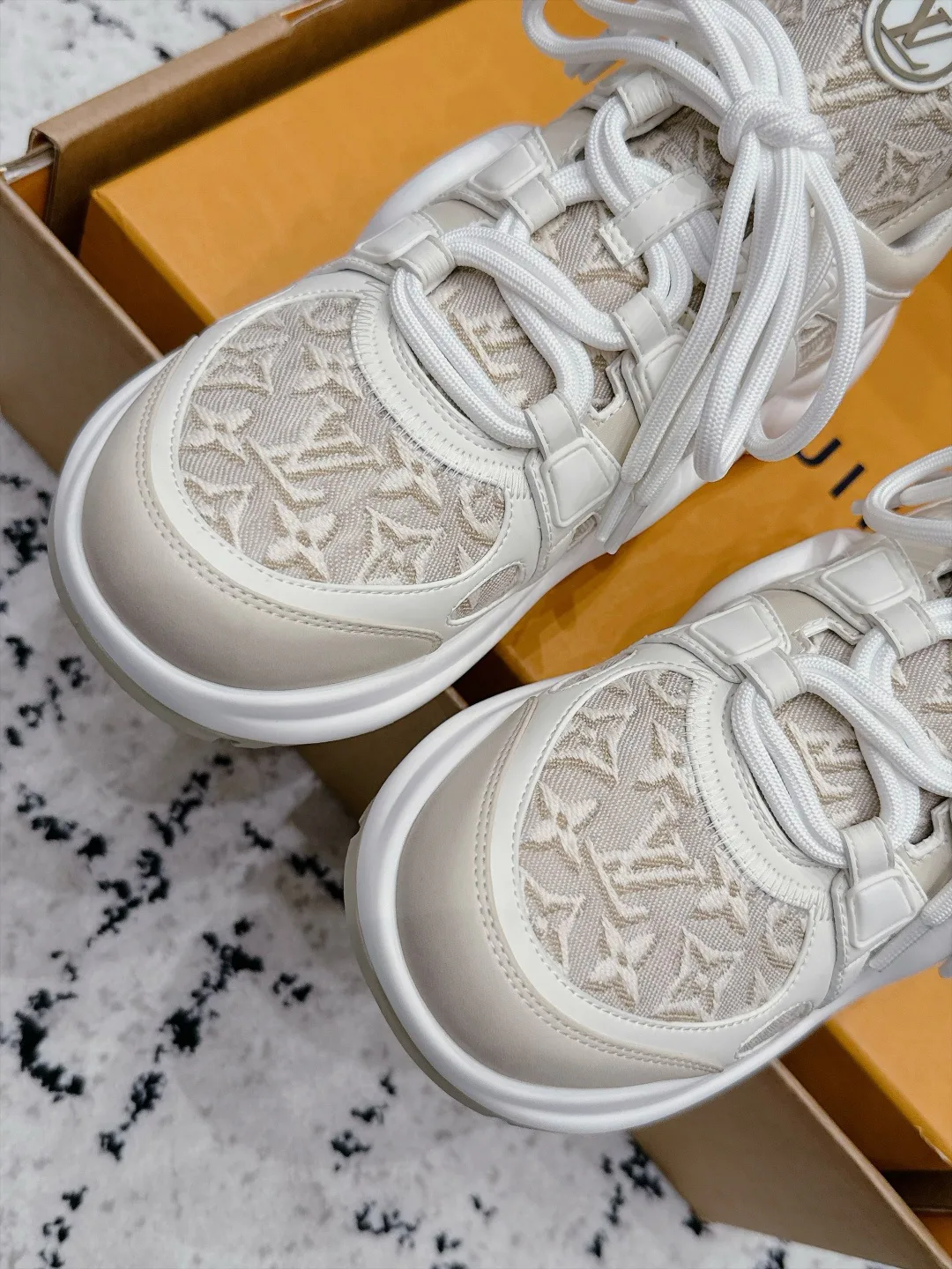 Women's Sneakers LOUIS VUITTON 18505471