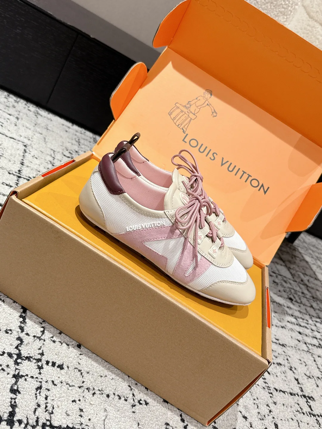 Women's Sneakers LOUIS VUITTON 18409709