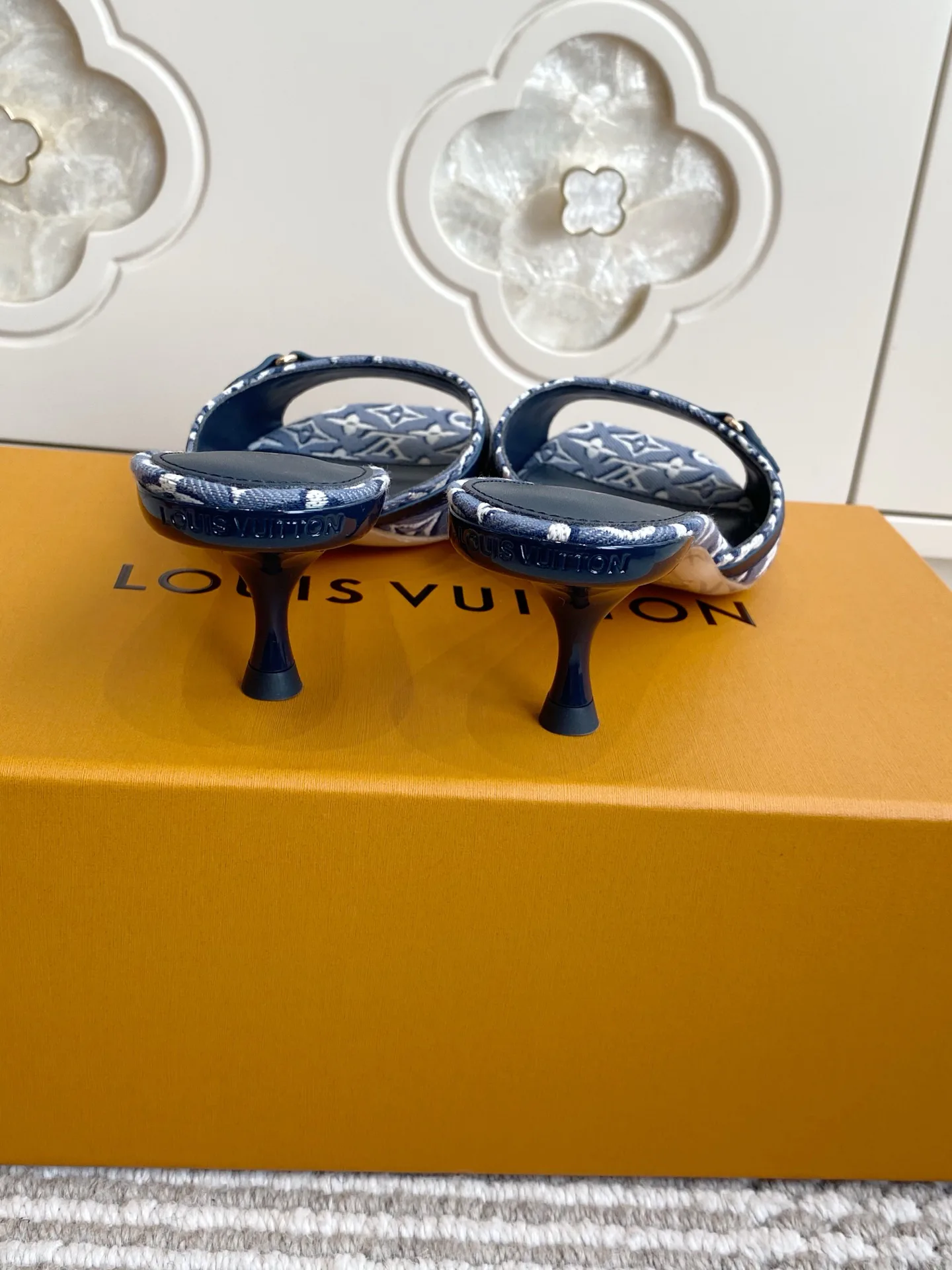 Women's Open-Toe Sandals LOUIS VUITTON 17572132