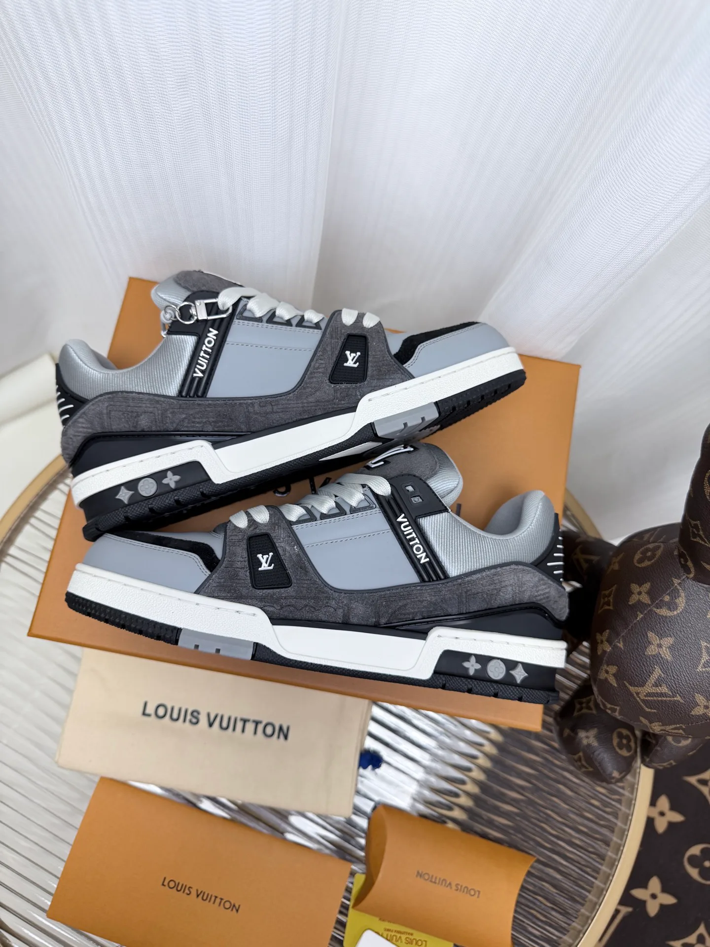 Men's Sneakers LOUIS VUITTON 18234390