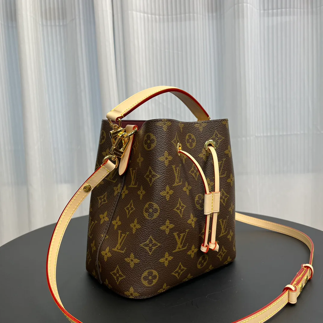 Классические Сумки Женские Louis Vuitton 18627723