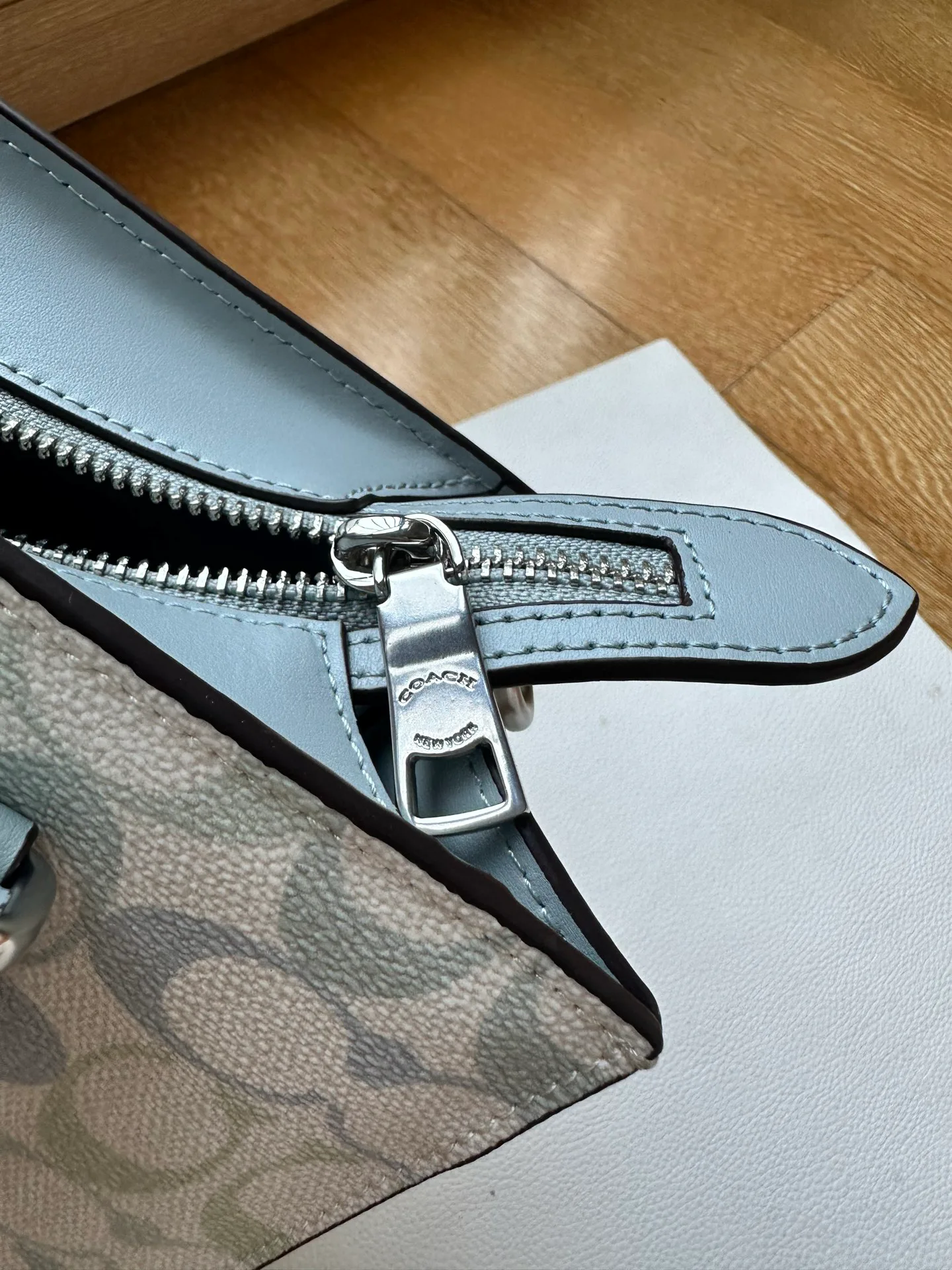 Women's Classic Handbags COACH 17960977