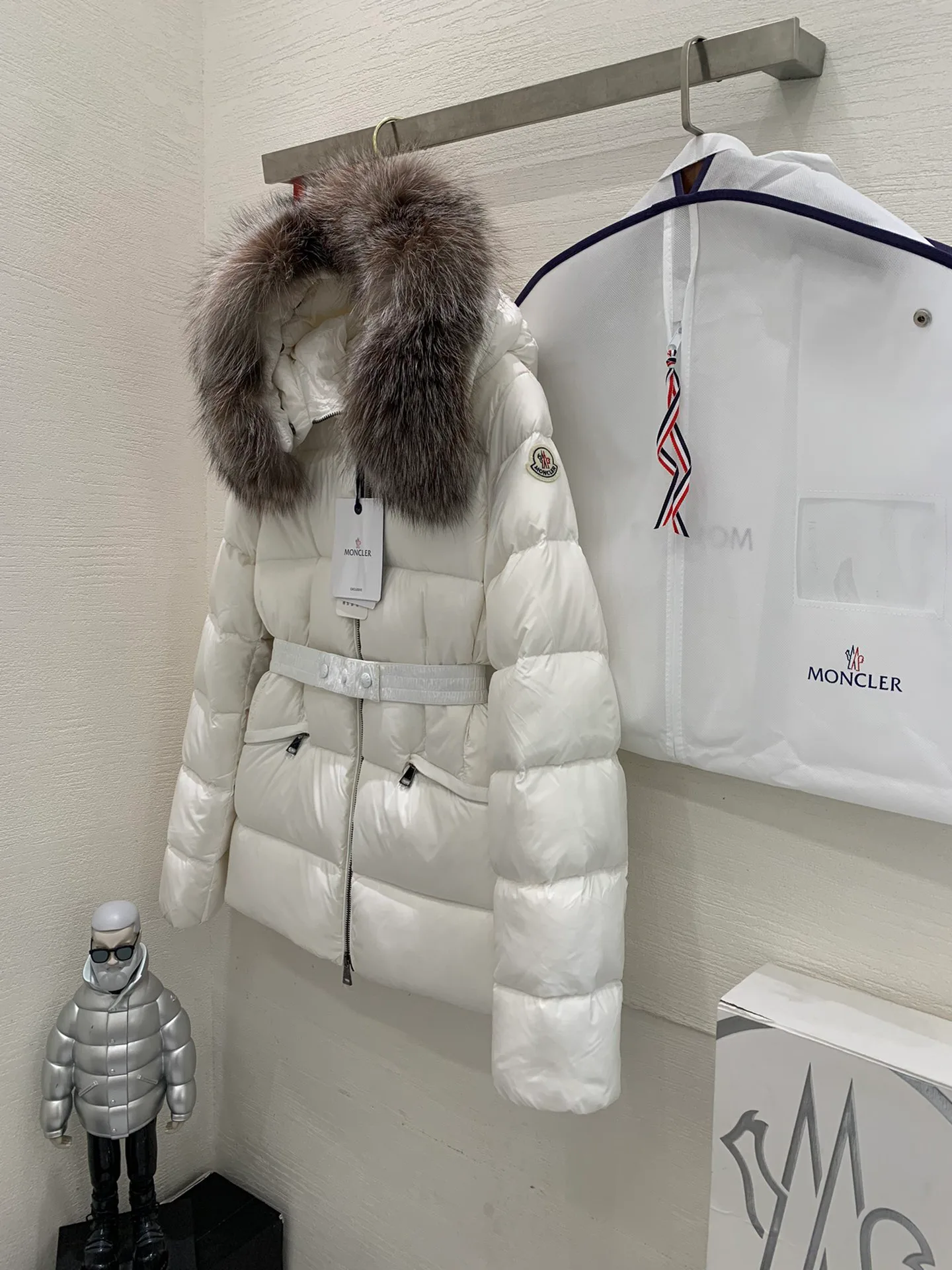 Women's Jackets And Down Jackets MONCLER 18188708
