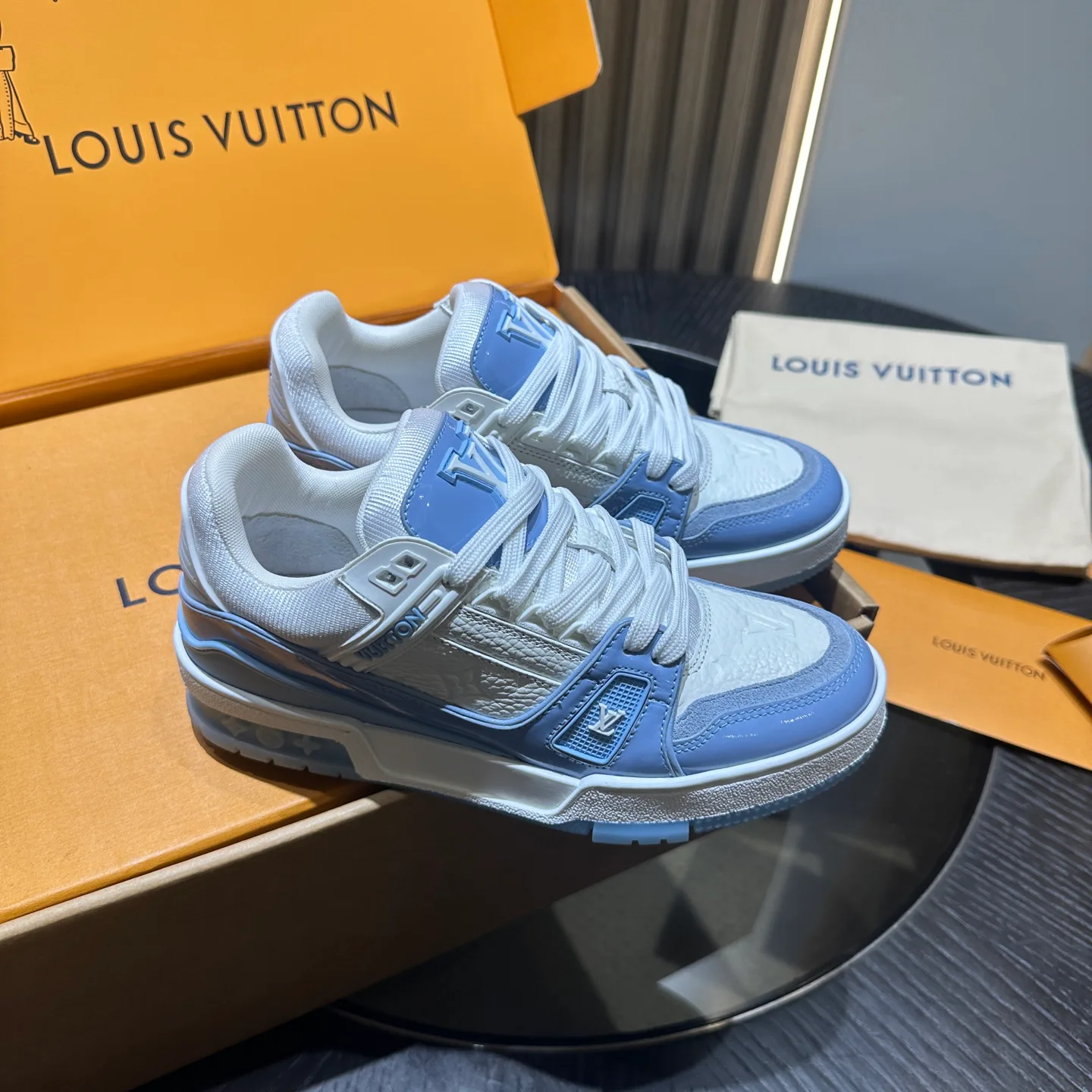 Women's Sneakers LOUIS VUITTON 18192494