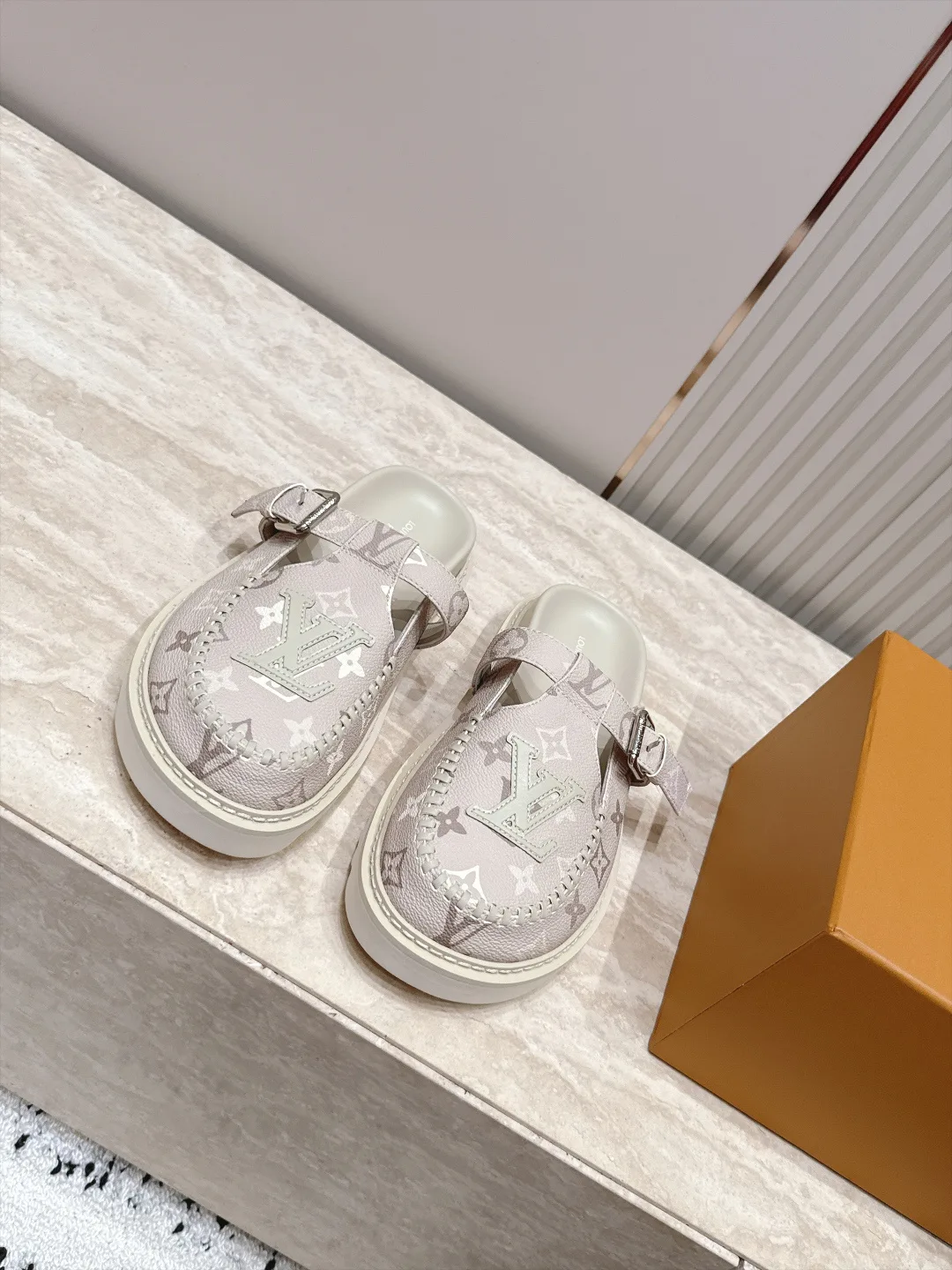 Women's Mules And Clogs LOUIS VUITTON 18187129