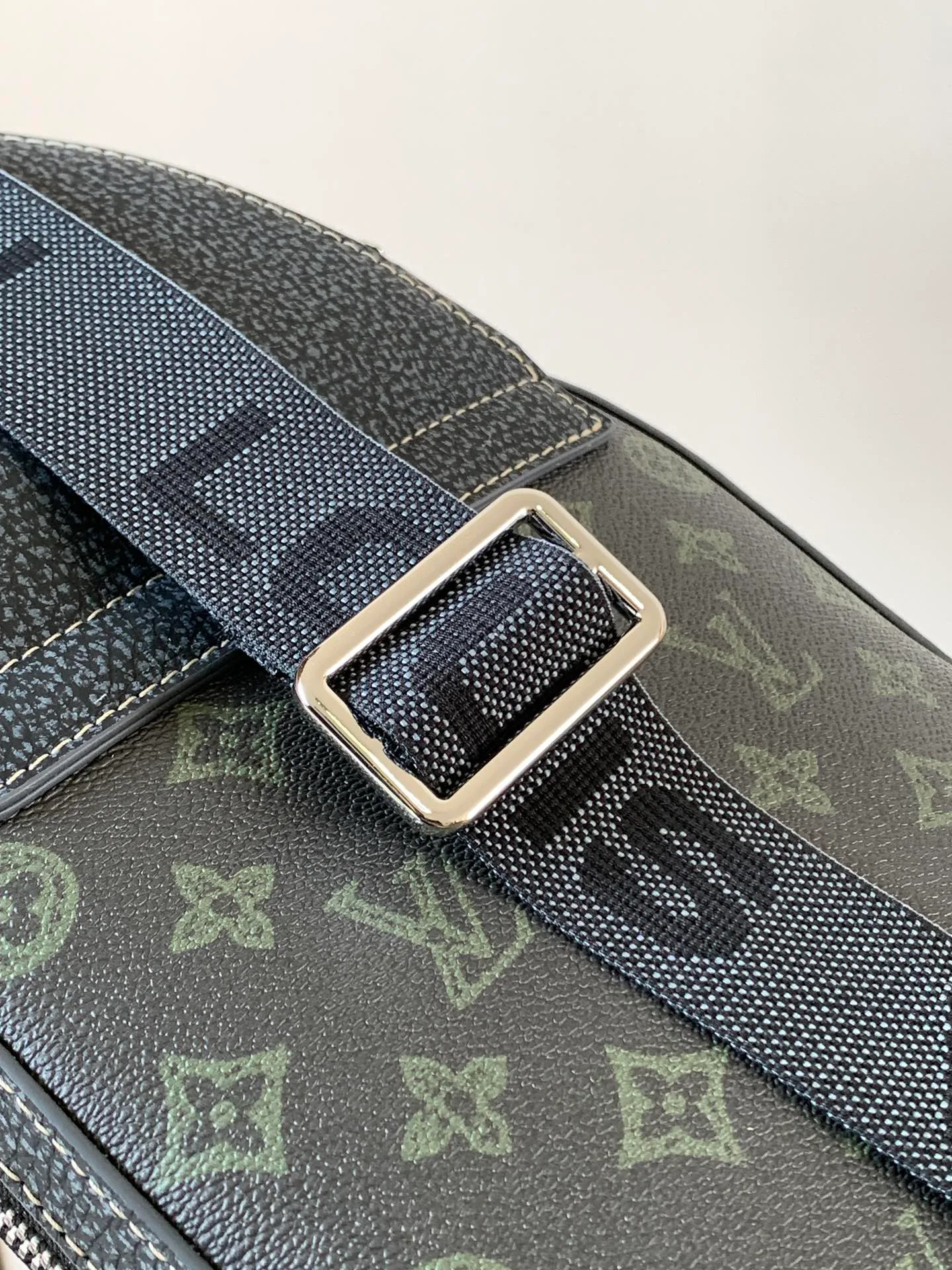 Women's Shoulder Bags LOUIS VUITTON 17948732