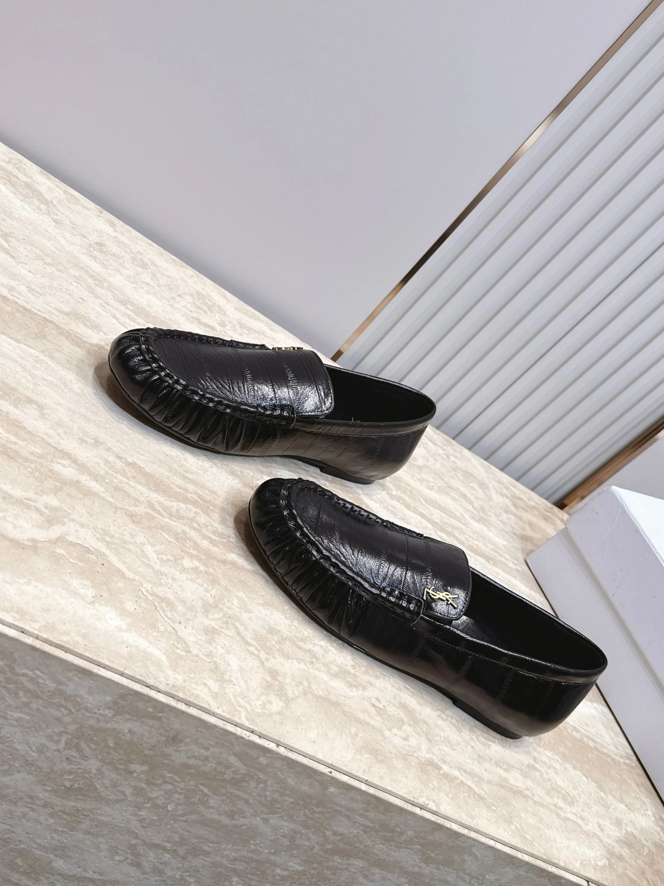 Women's Loafers And Moccasins SAINT LAURENT 17701327