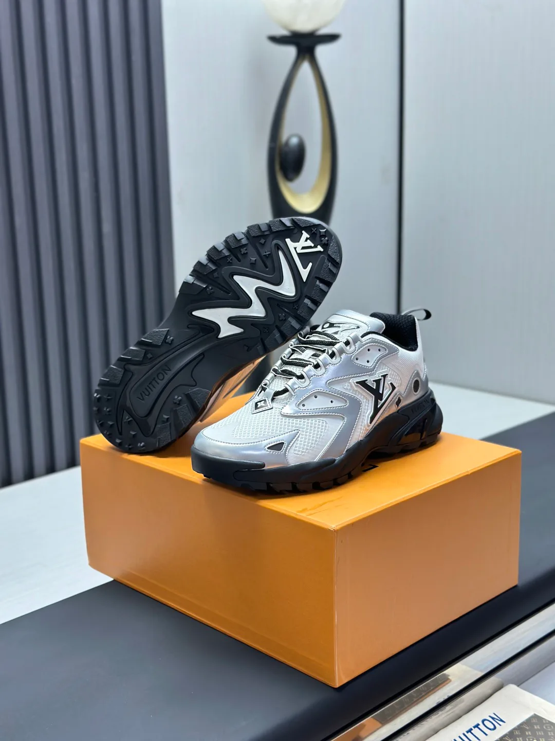 Men's Sneakers LOUIS VUITTON 18211994