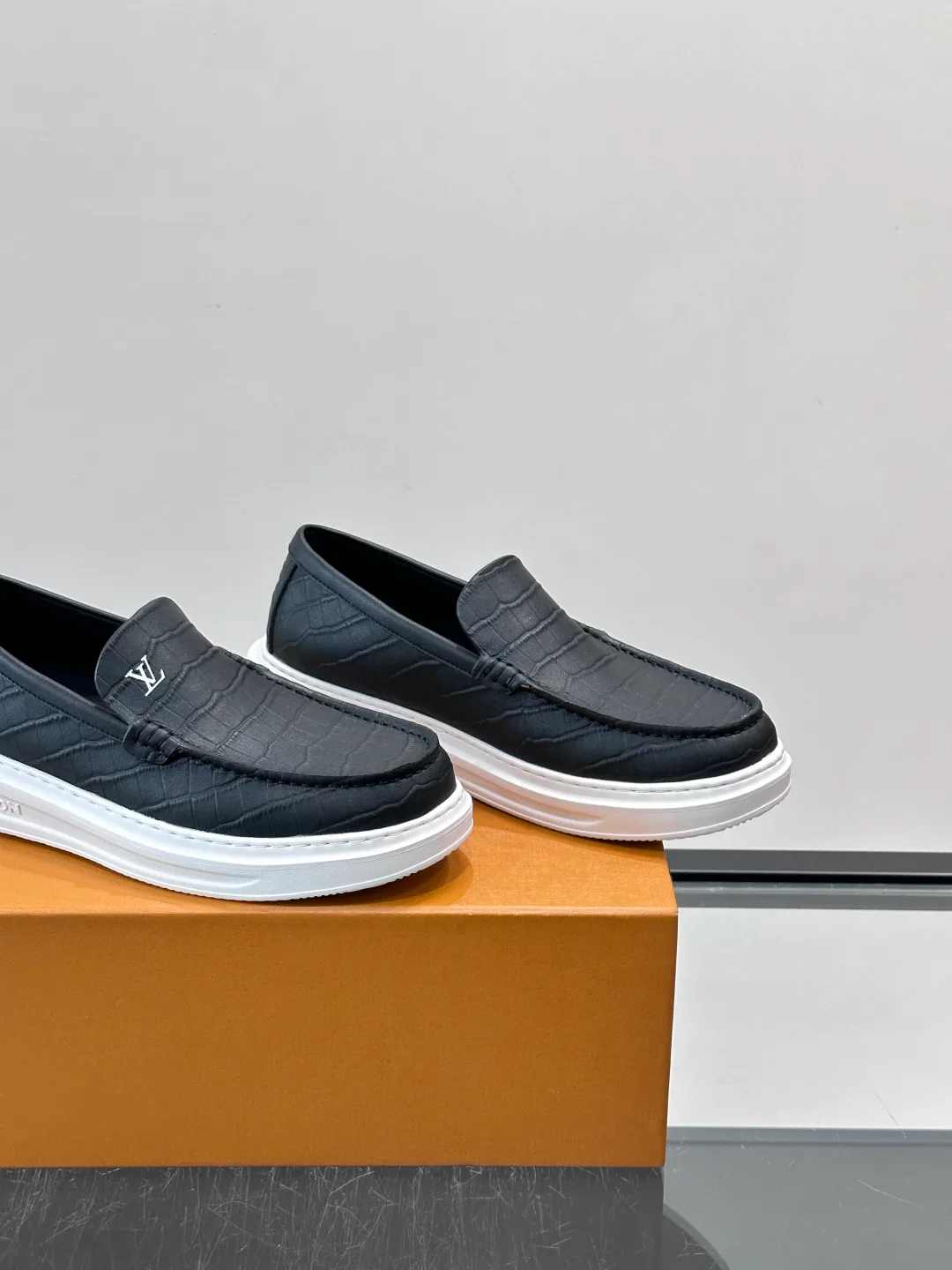 Men's Loafers And Dress Shoes LOUIS VUITTON 17806107