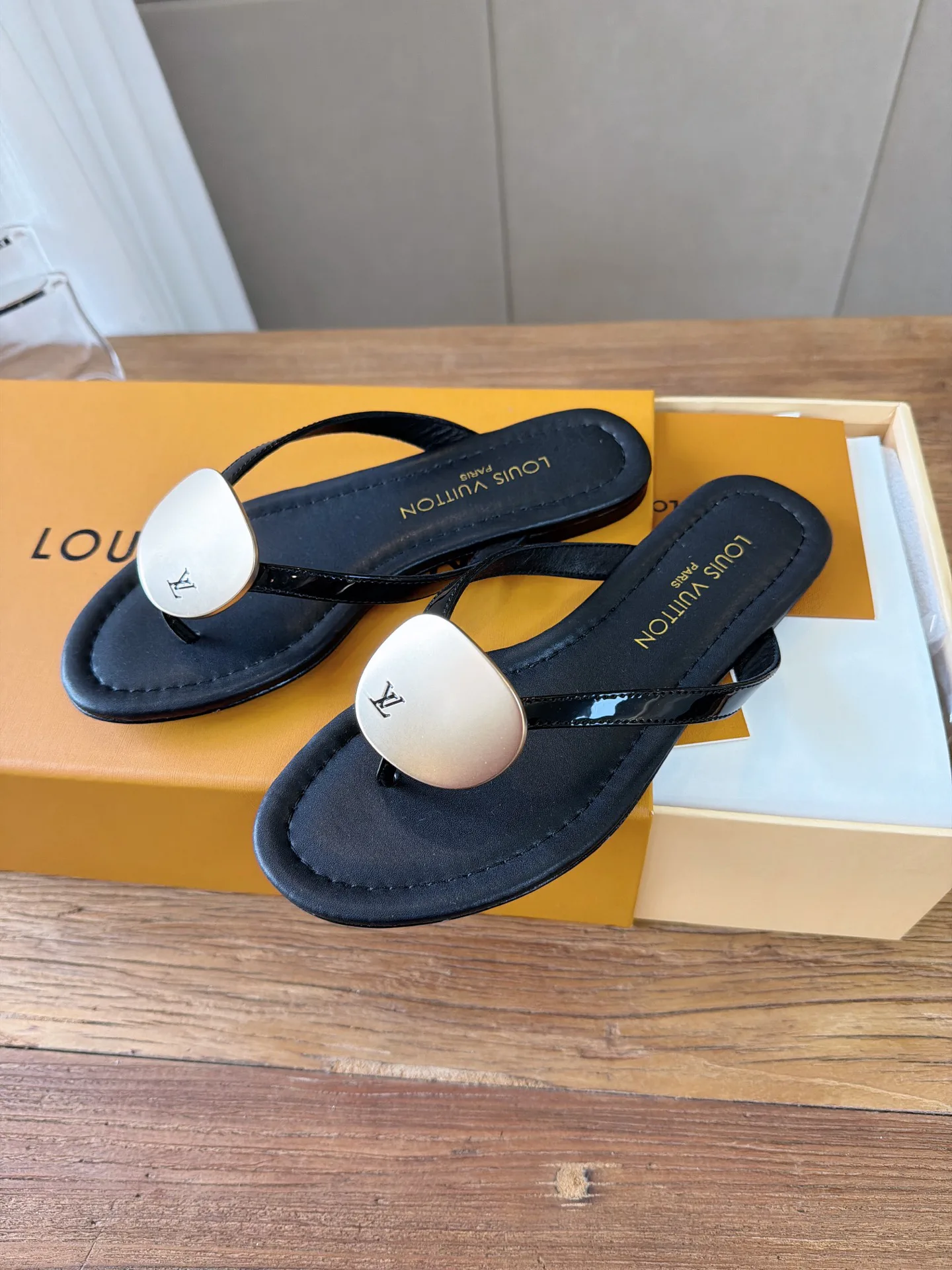 Women's Flip-Flops LOUIS VUITTON 17620620