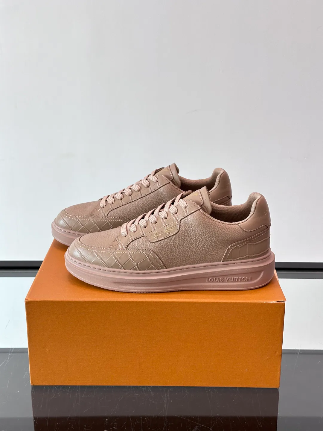 Women's Sneakers LOUIS VUITTON 18400578